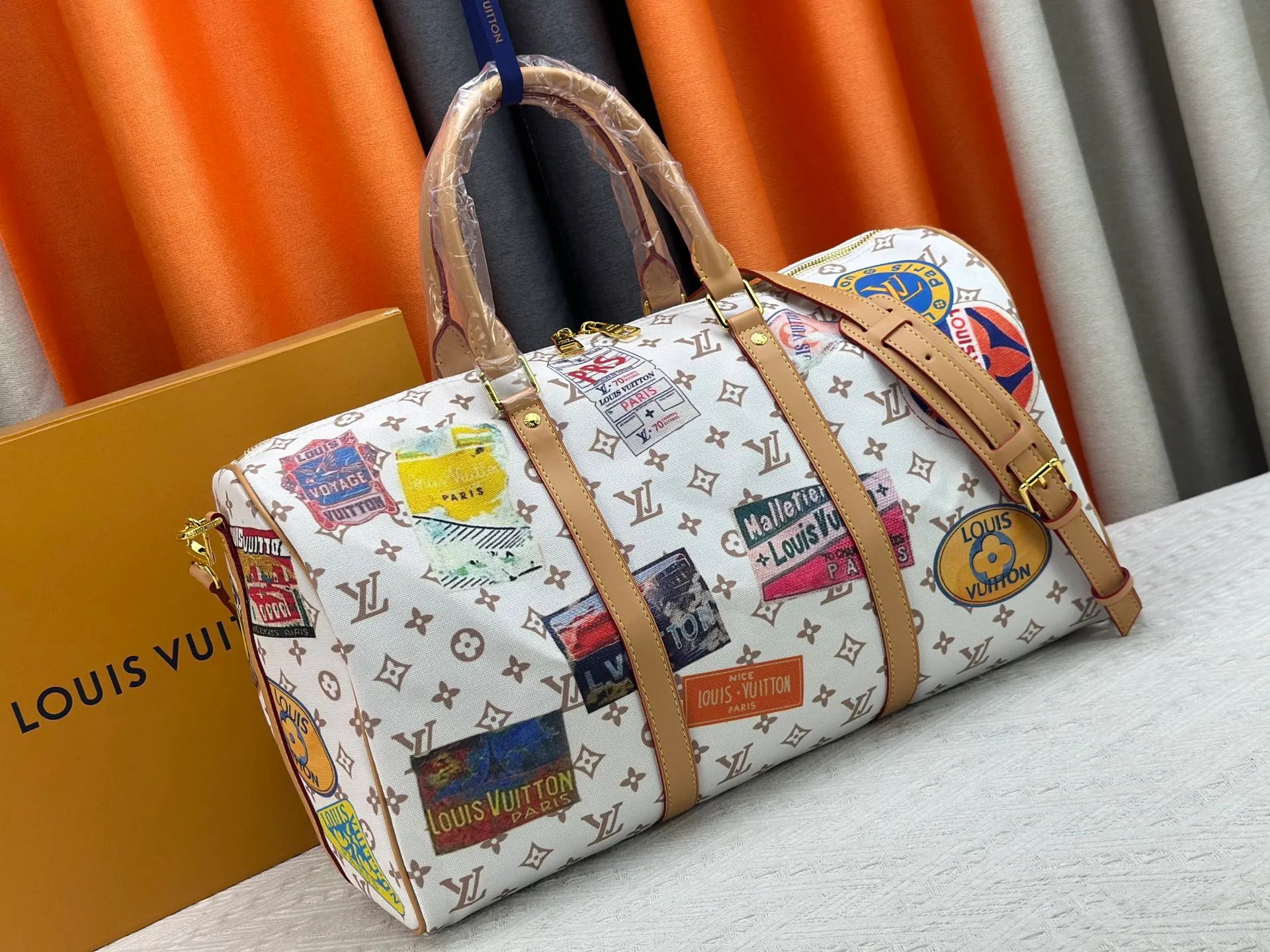 P360 M14736 This Keepall Bandouliere 45 travel bag is dipped in Monogram Dune fabric in soft tones, and then features Louis Vuitton travel stickers and cowhide leather trim to convey a retro style. The top handle and detachable and adjustable shoulder strap allow for flexible carrying, and the compact structure makes it easy to take with you on board the aircraft. Dimensions: 45x27x20 cm