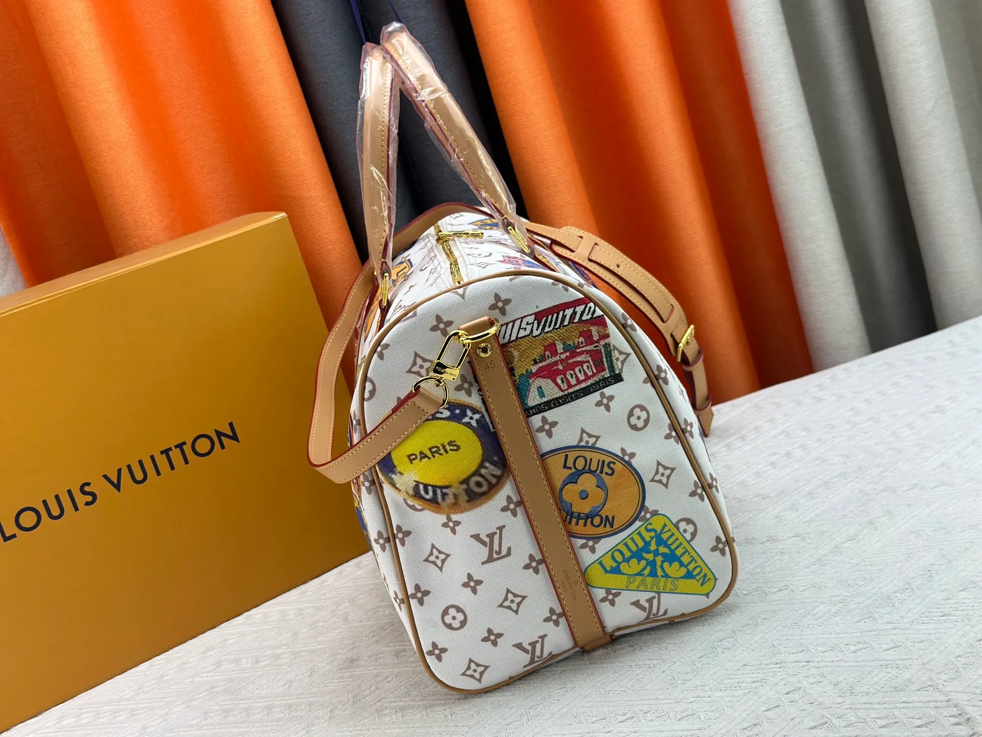 P360 M14736 This Keepall Bandouliere 45 travel bag is dipped in Monogram Dune fabric in soft tones, and then features Louis Vuitton travel stickers and cowhide leather trim to convey a retro style. The top handle and detachable and adjustable shoulder strap allow for flexible carrying, and the compact structure makes it easy to take with you on board the aircraft. Dimensions: 45x27x20 cm