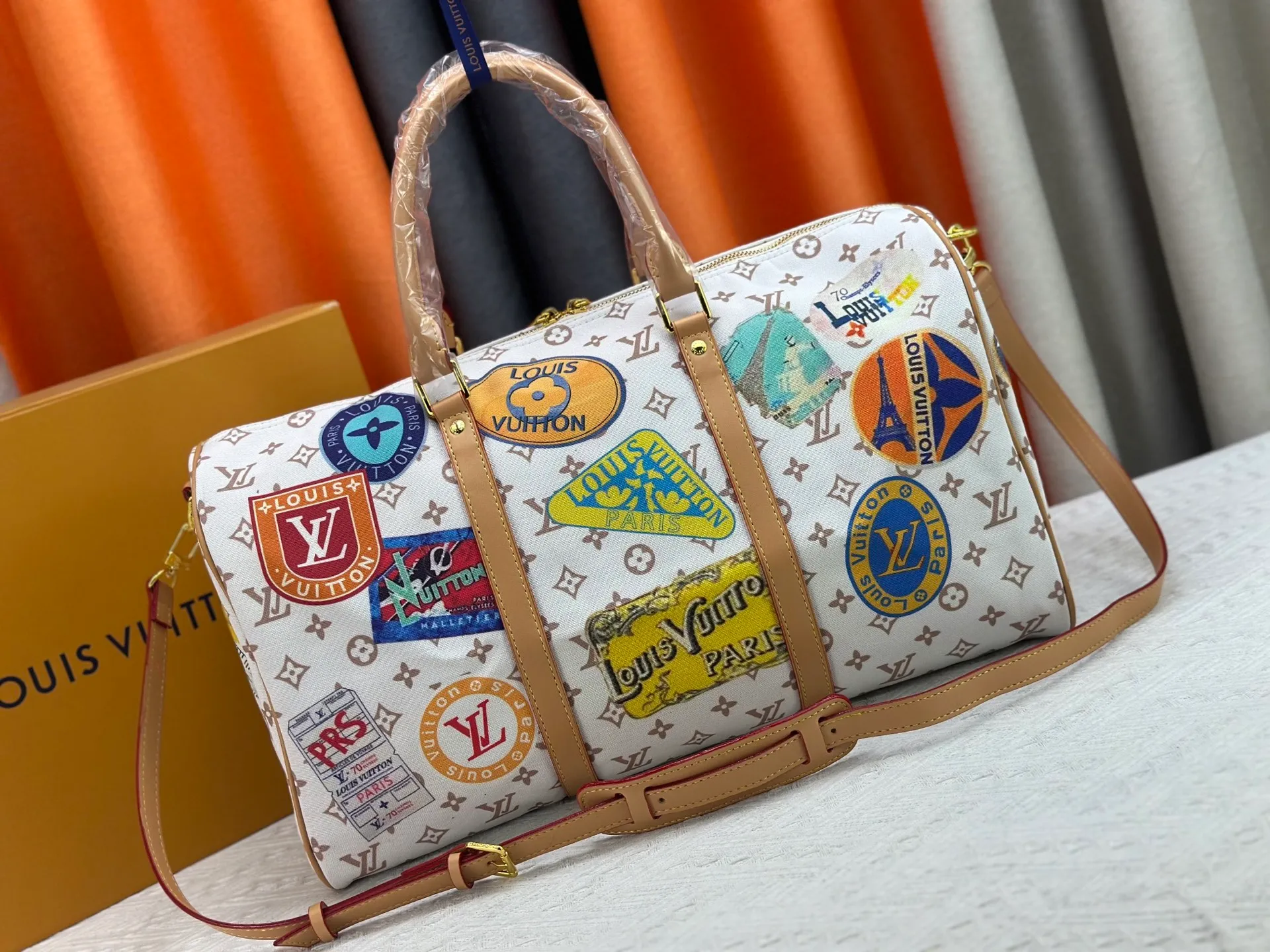 P360 M14736 This Keepall Bandouliere 45 travel bag is dipped in Monogram Dune fabric in soft tones, and then features Louis Vuitton travel stickers and cowhide leather trim to convey a retro style. The top handle and detachable and adjustable shoulder strap allow for flexible carrying, and the compact structure makes it easy to take with you on board the aircraft. Dimensions: 45x27x20 cm