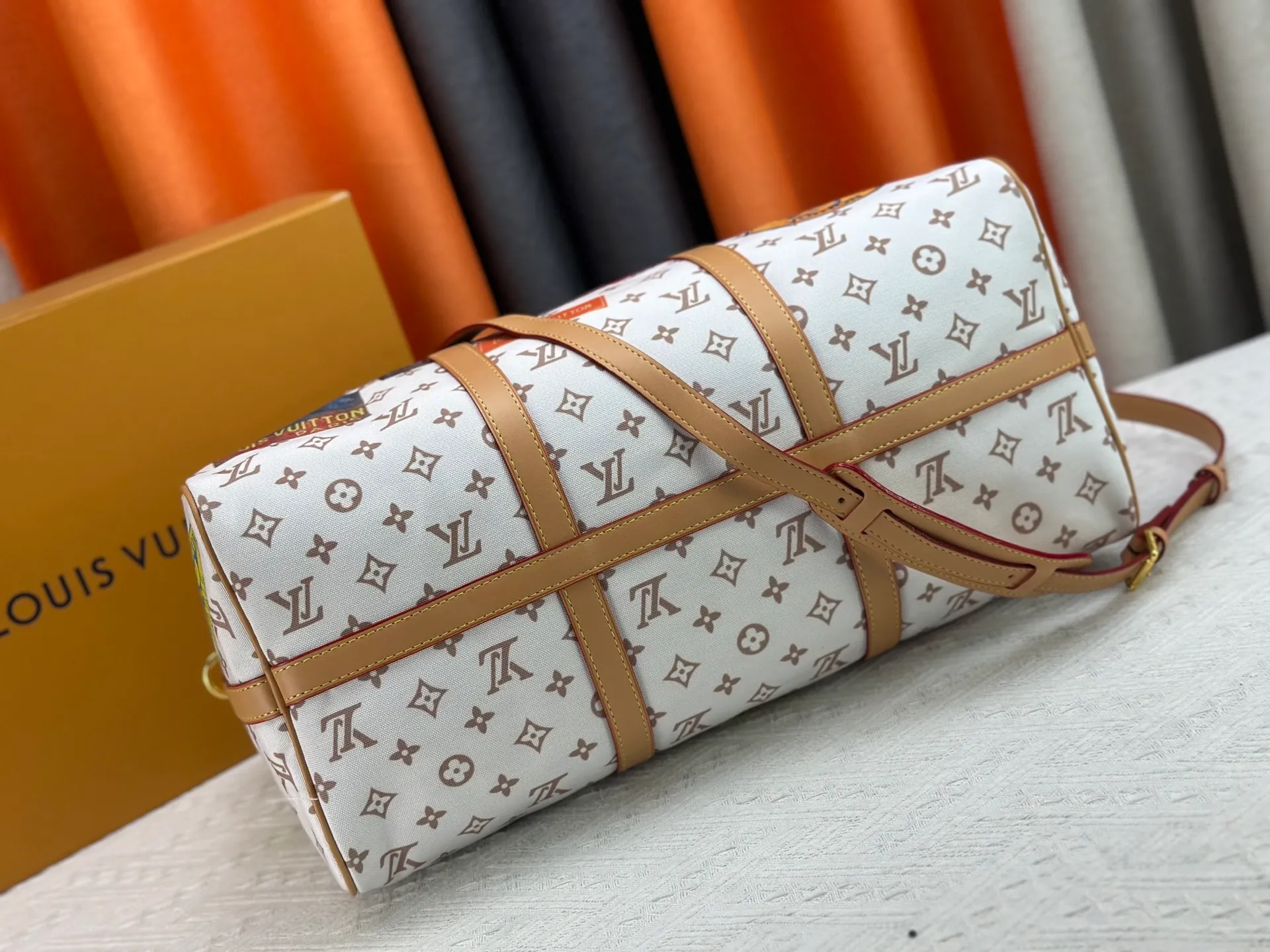 P360 M14736 This Keepall Bandouliere 45 travel bag is dipped in Monogram Dune fabric in soft tones, and then features Louis Vuitton travel stickers and cowhide leather trim to convey a retro style. The top handle and detachable and adjustable shoulder strap allow for flexible carrying, and the compact structure makes it easy to take with you on board the aircraft. Dimensions: 45x27x20 cm