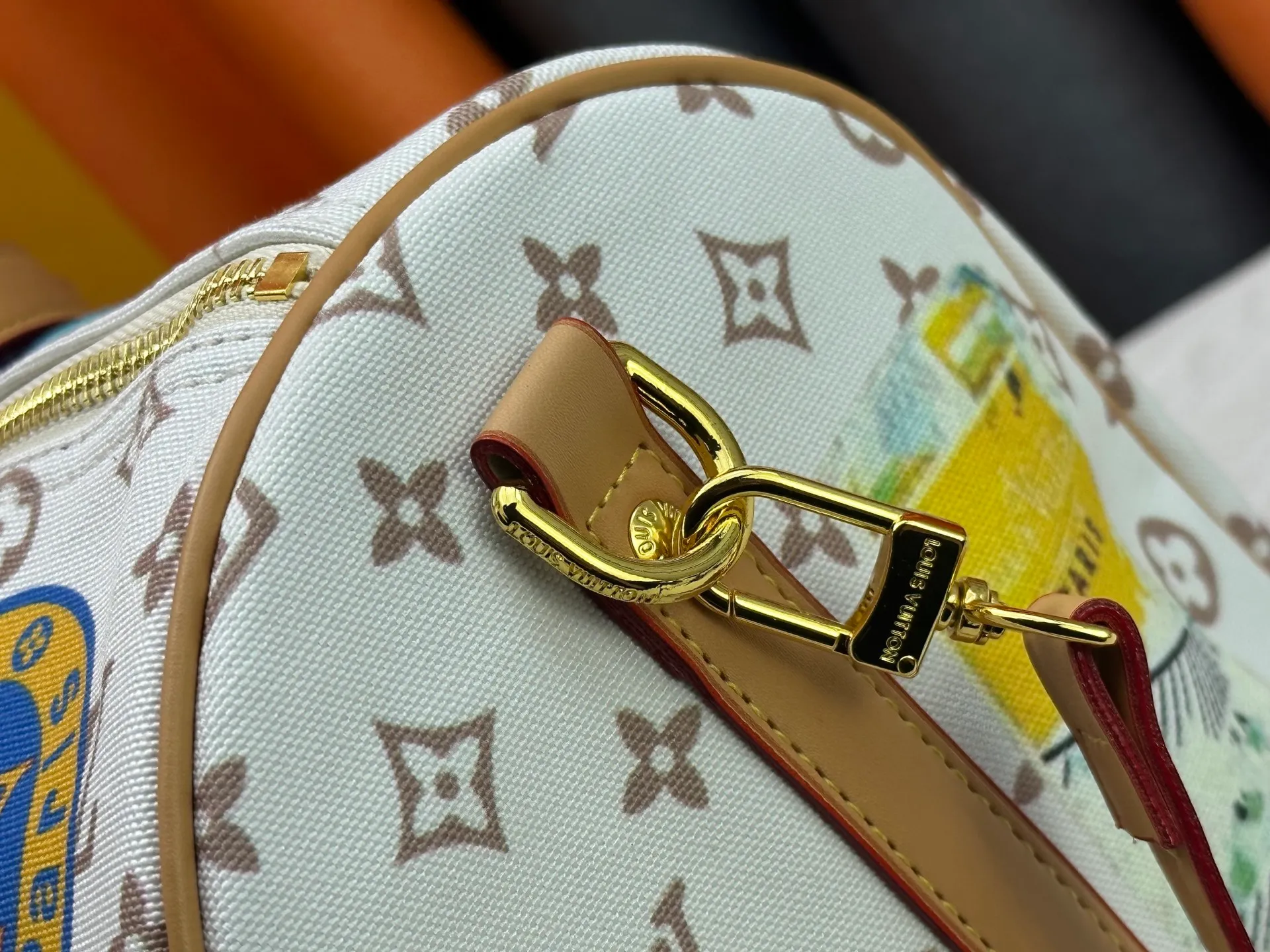 P360 M14736 This Keepall Bandouliere 45 travel bag is dipped in Monogram Dune fabric in soft tones, and then features Louis Vuitton travel stickers and cowhide leather trim to convey a retro style. The top handle and detachable and adjustable shoulder strap allow for flexible carrying, and the compact structure makes it easy to take with you on board the aircraft. Dimensions: 45x27x20 cm