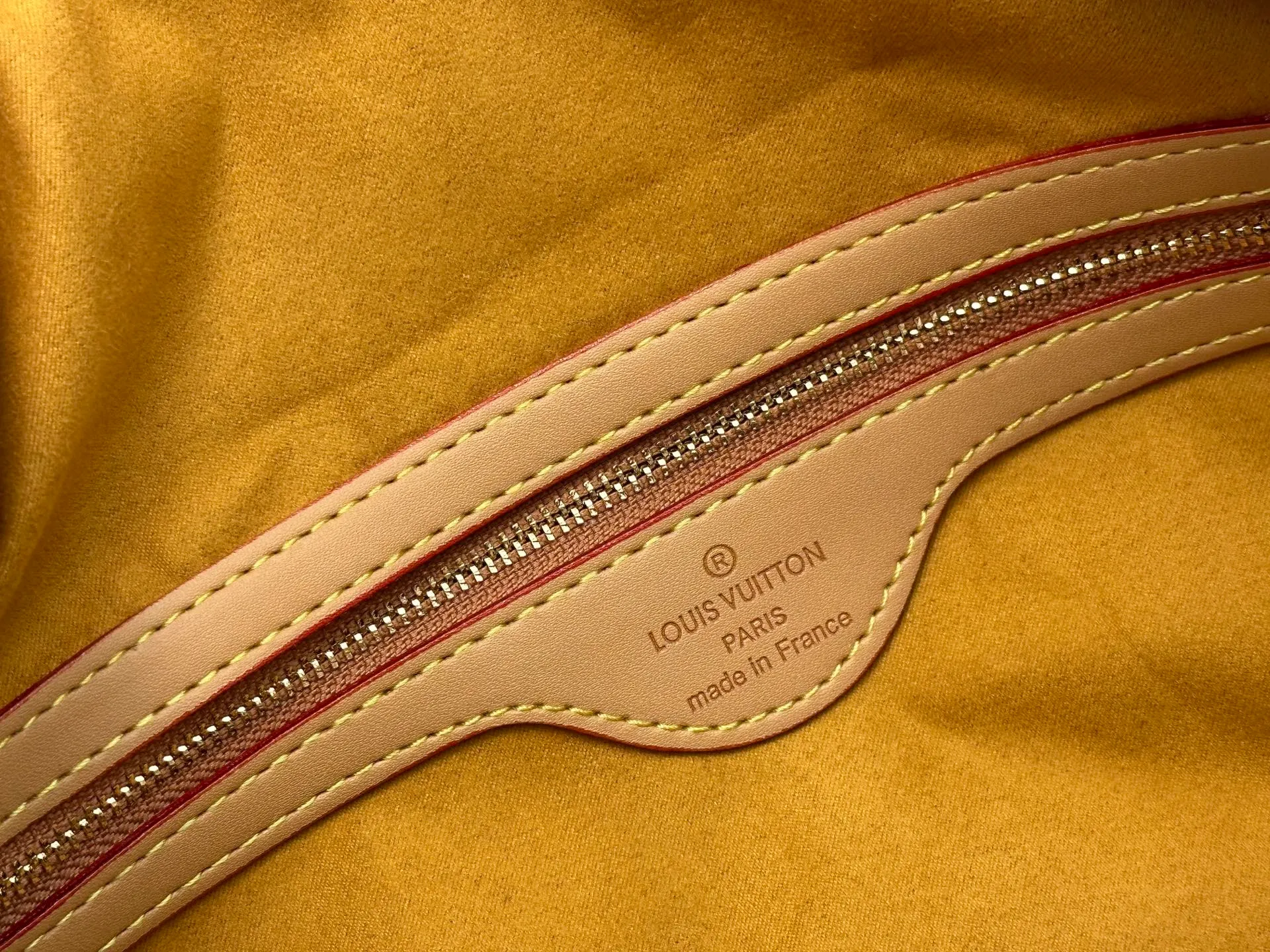 P360 M14736 This Keepall Bandouliere 45 travel bag is dipped in Monogram Dune fabric in soft tones, and then features Louis Vuitton travel stickers and cowhide leather trim to convey a retro style. The top handle and detachable and adjustable shoulder strap allow for flexible carrying, and the compact structure makes it easy to take with you on board the aircraft. Dimensions: 45x27x20 cm