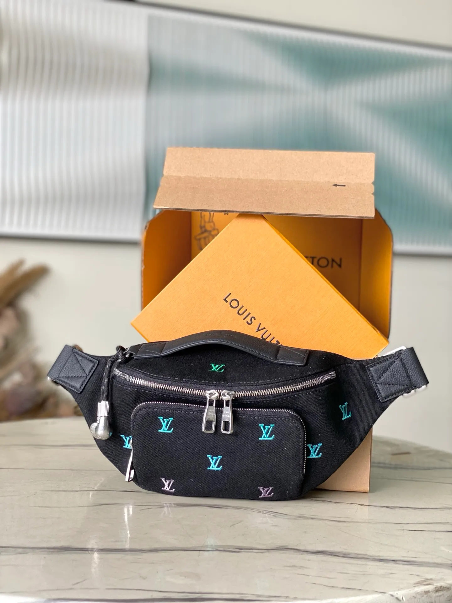 💰900 (top layer leather) top original M13961 gradient denim embroidered waist bag. It’s really nice. The design combines classic and modern elements, such as Monogram patterns and iconic logos. It has a variety of styles and can be matched with casual wear, formal wear, sportswear, etc. to enhance the overall style and fashion. Various ways of carrying it increase the flexibility of matching. Dimensions: 37x 14x 13cm (length x height x width)