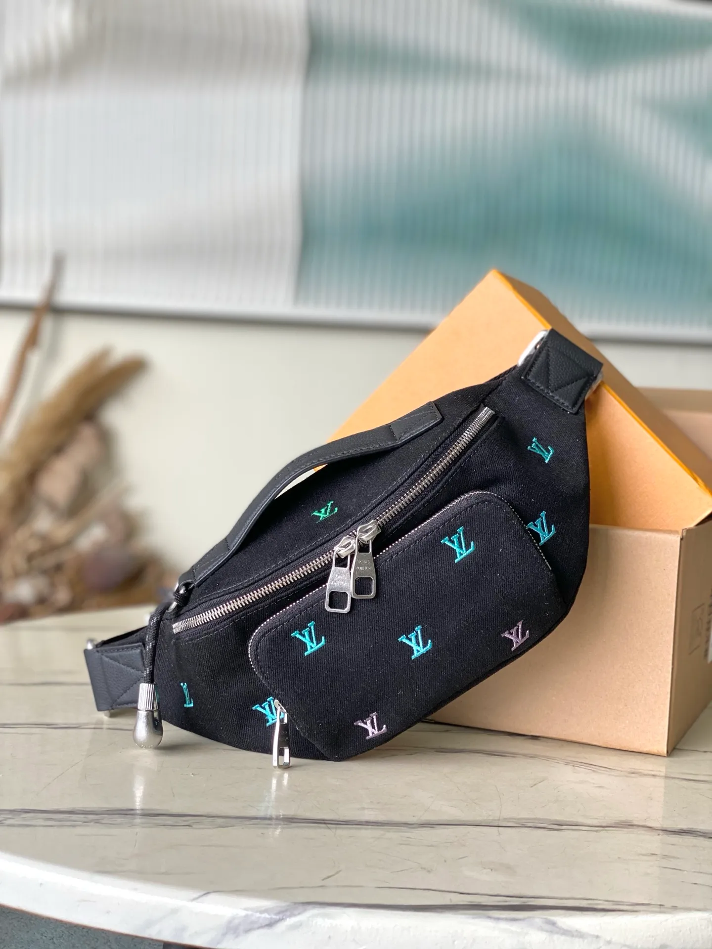 💰900 (top layer leather) top original M13961 gradient denim embroidered waist bag. It’s really nice. The design combines classic and modern elements, such as Monogram patterns and iconic logos. It has a variety of styles and can be matched with casual wear, formal wear, sportswear, etc. to enhance the overall style and fashion. Various ways of carrying it increase the flexibility of matching. Dimensions: 37x 14x 13cm (length x height x width)