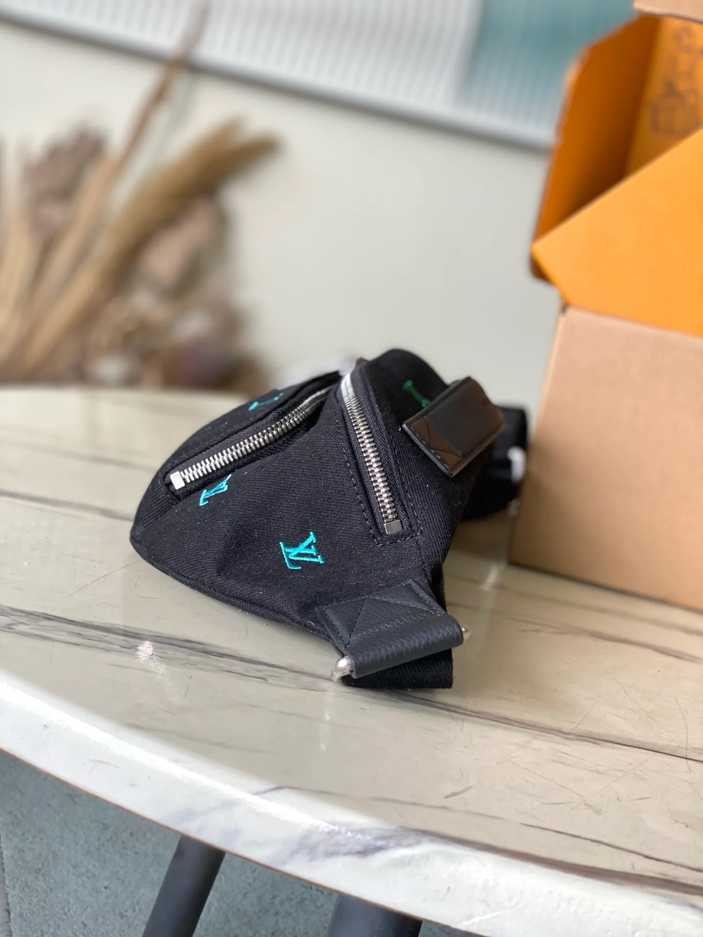 💰900 (top layer leather) top original M13961 gradient denim embroidered waist bag. It’s really nice. The design combines classic and modern elements, such as Monogram patterns and iconic logos. It has a variety of styles and can be matched with casual wear, formal wear, sportswear, etc. to enhance the overall style and fashion. Various ways of carrying it increase the flexibility of matching. Dimensions: 37x 14x 13cm (length x height x width)