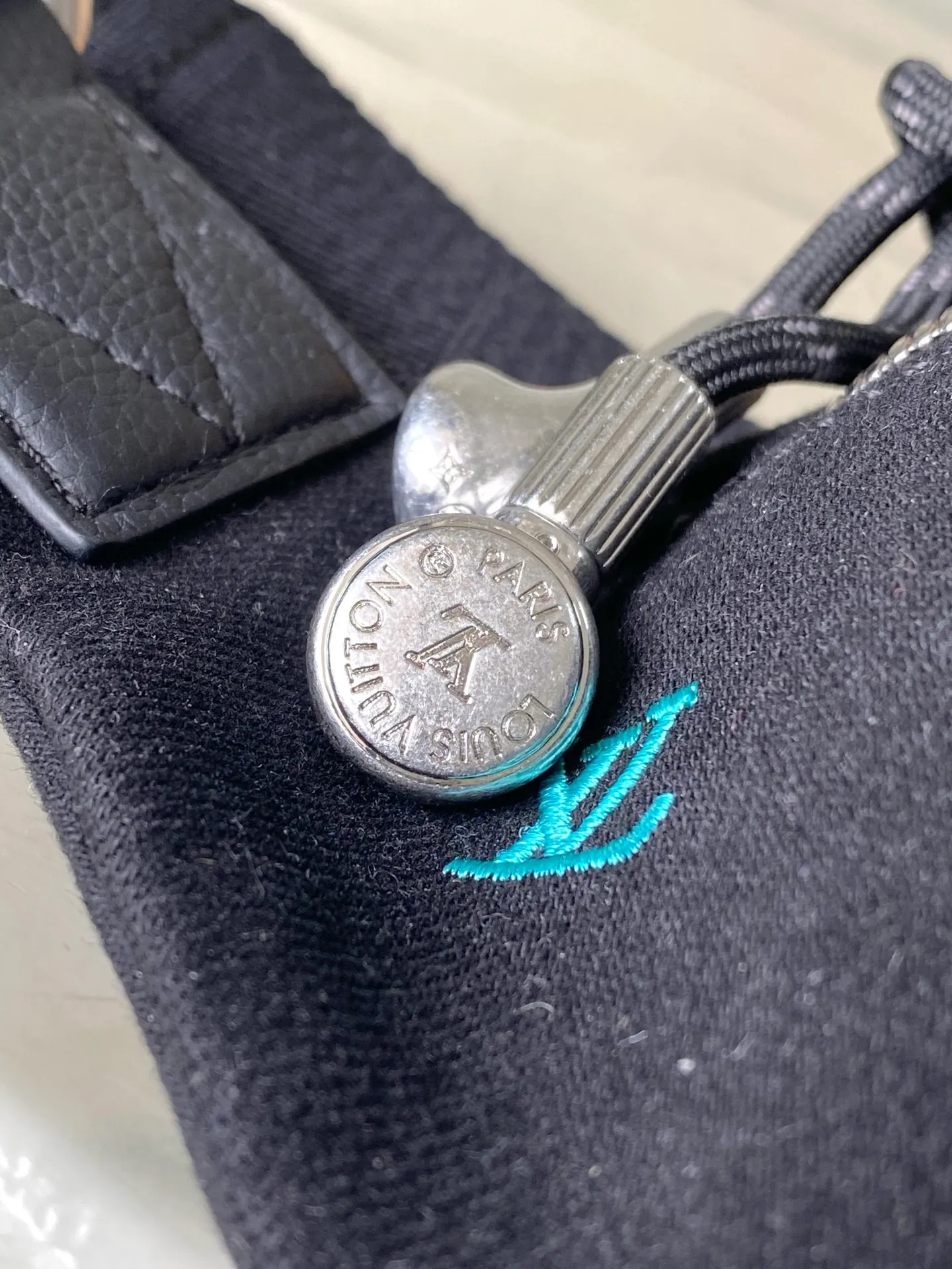 💰900 (top layer leather) top original M13961 gradient denim embroidered waist bag. It’s really nice. The design combines classic and modern elements, such as Monogram patterns and iconic logos. It has a variety of styles and can be matched with casual wear, formal wear, sportswear, etc. to enhance the overall style and fashion. Various ways of carrying it increase the flexibility of matching. Dimensions: 37x 14x 13cm (length x height x width)