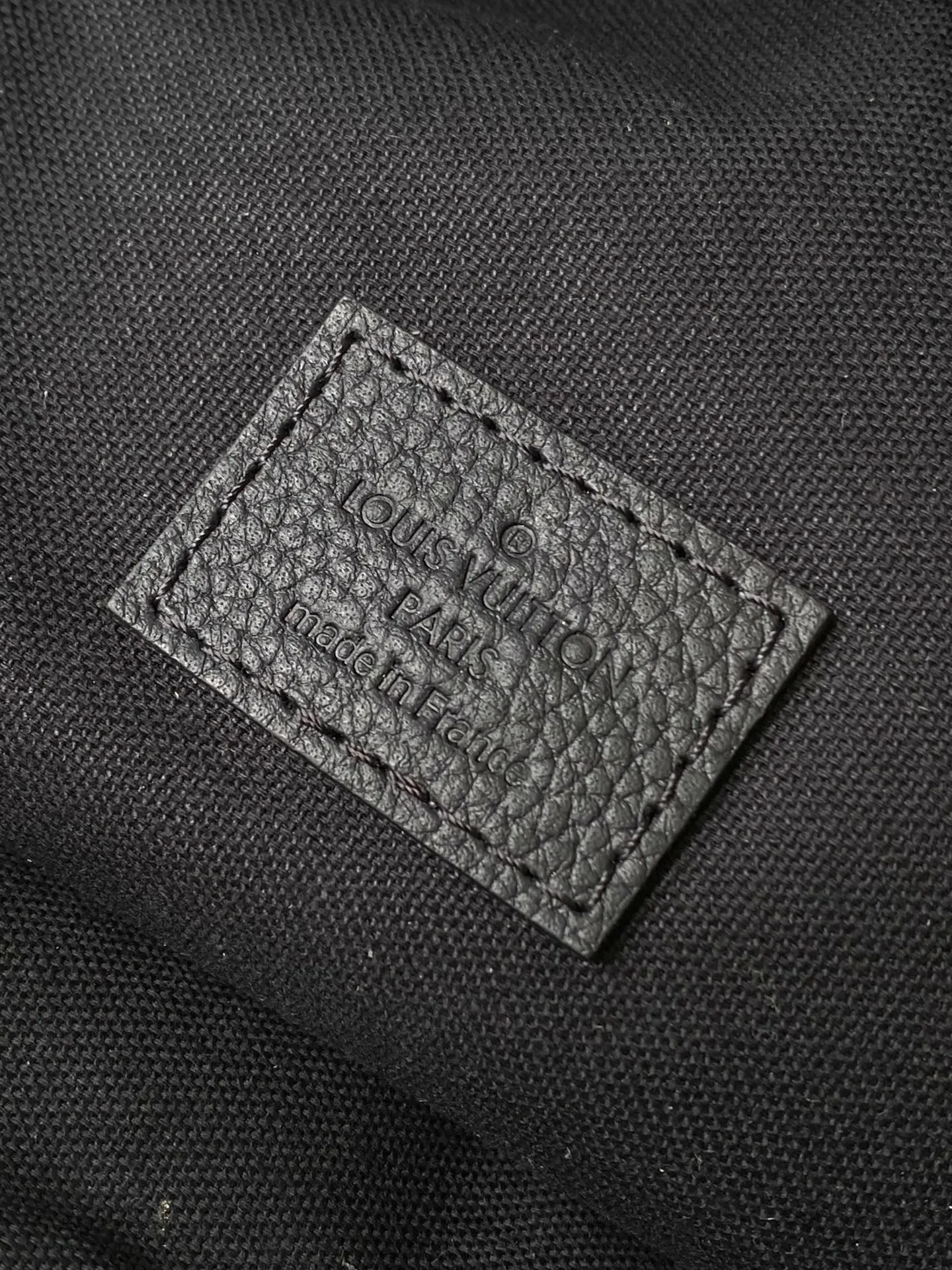 💰900 (top layer leather) top original M13961 gradient denim embroidered waist bag. It’s really nice. The design combines classic and modern elements, such as Monogram patterns and iconic logos. It has a variety of styles and can be matched with casual wear, formal wear, sportswear, etc. to enhance the overall style and fashion. Various ways of carrying it increase the flexibility of matching. Dimensions: 37x 14x 13cm (length x height x width)