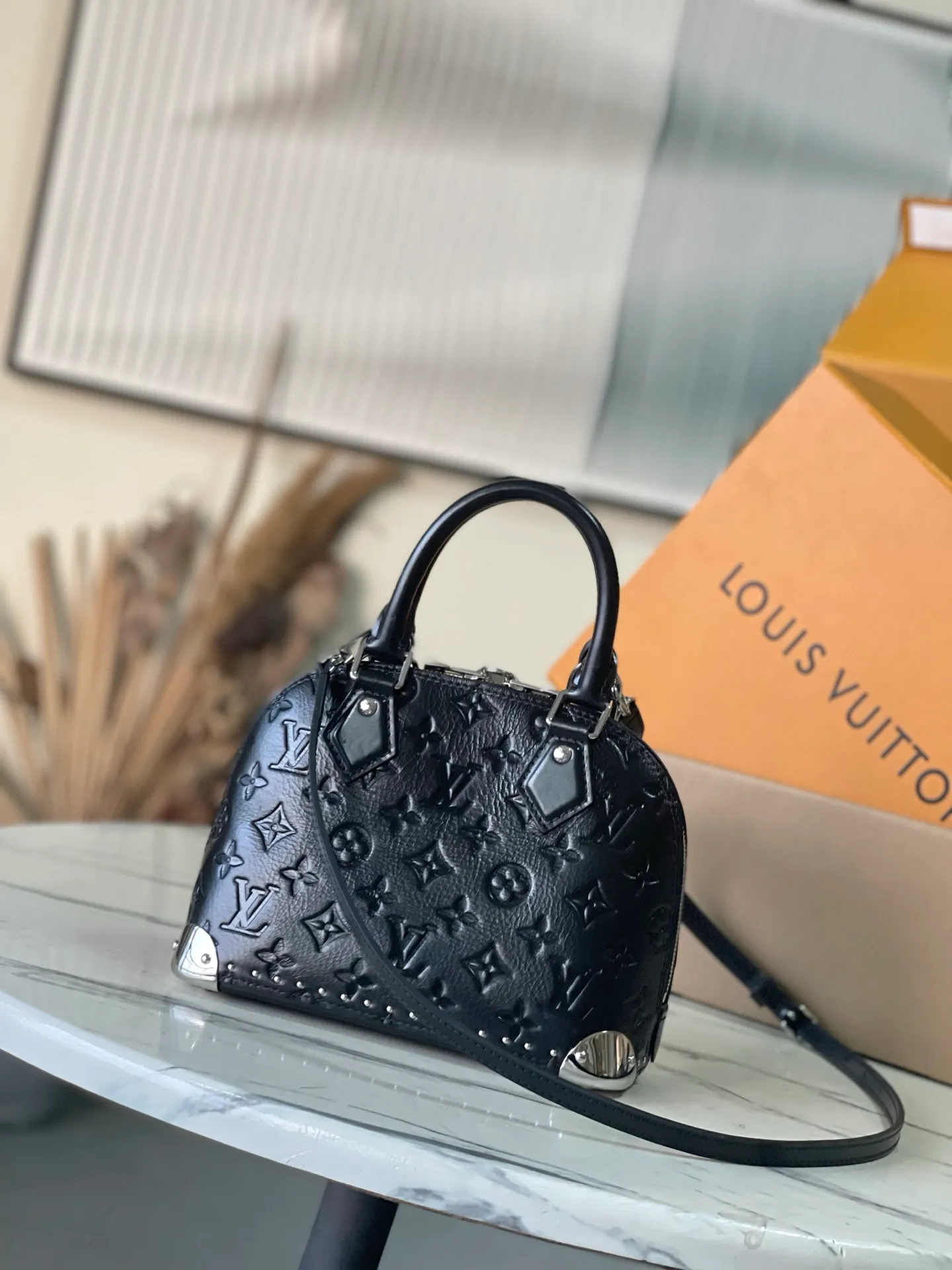 💰1220 (top layer leather) top original order M27812 This Alma BB handbag displays the brand’s Monogram Saga logo, exuding a retro atmosphere and rock style. It's made from cow leather and trimmed with cow leather, and features a chunky chain and signature S-lock that complements the metal corners. There are a variety of carrying methods, and the internal space can accommodate daily needs. Dimensions: 22 × 19 × 11 cm