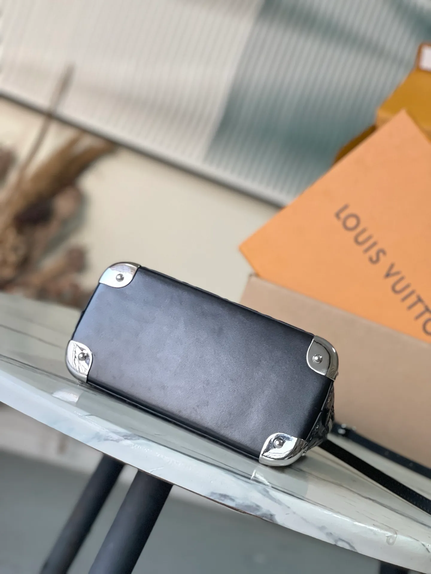 💰1220 (top layer leather) top original order M27812 This Alma BB handbag displays the brand’s Monogram Saga logo, exuding a retro atmosphere and rock style. It's made from cow leather and trimmed with cow leather, and features a chunky chain and signature S-lock that complements the metal corners. There are a variety of carrying methods, and the internal space can accommodate daily needs. Dimensions: 22 × 19 × 11 cm