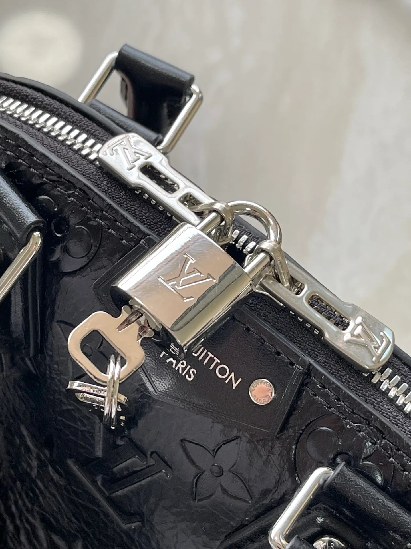 💰1220 (top layer leather) top original order M27812 This Alma BB handbag displays the brand’s Monogram Saga logo, exuding a retro atmosphere and rock style. It's made from cow leather and trimmed with cow leather, and features a chunky chain and signature S-lock that complements the metal corners. There are a variety of carrying methods, and the internal space can accommodate daily needs. Dimensions: 22 × 19 × 11 cm