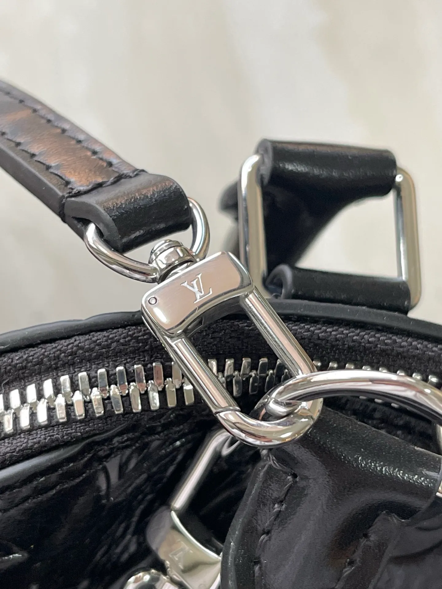 💰1220 (top layer leather) top original order M27812 This Alma BB handbag displays the brand’s Monogram Saga logo, exuding a retro atmosphere and rock style. It's made from cow leather and trimmed with cow leather, and features a chunky chain and signature S-lock that complements the metal corners. There are a variety of carrying methods, and the internal space can accommodate daily needs. Dimensions: 22 × 19 × 11 cm