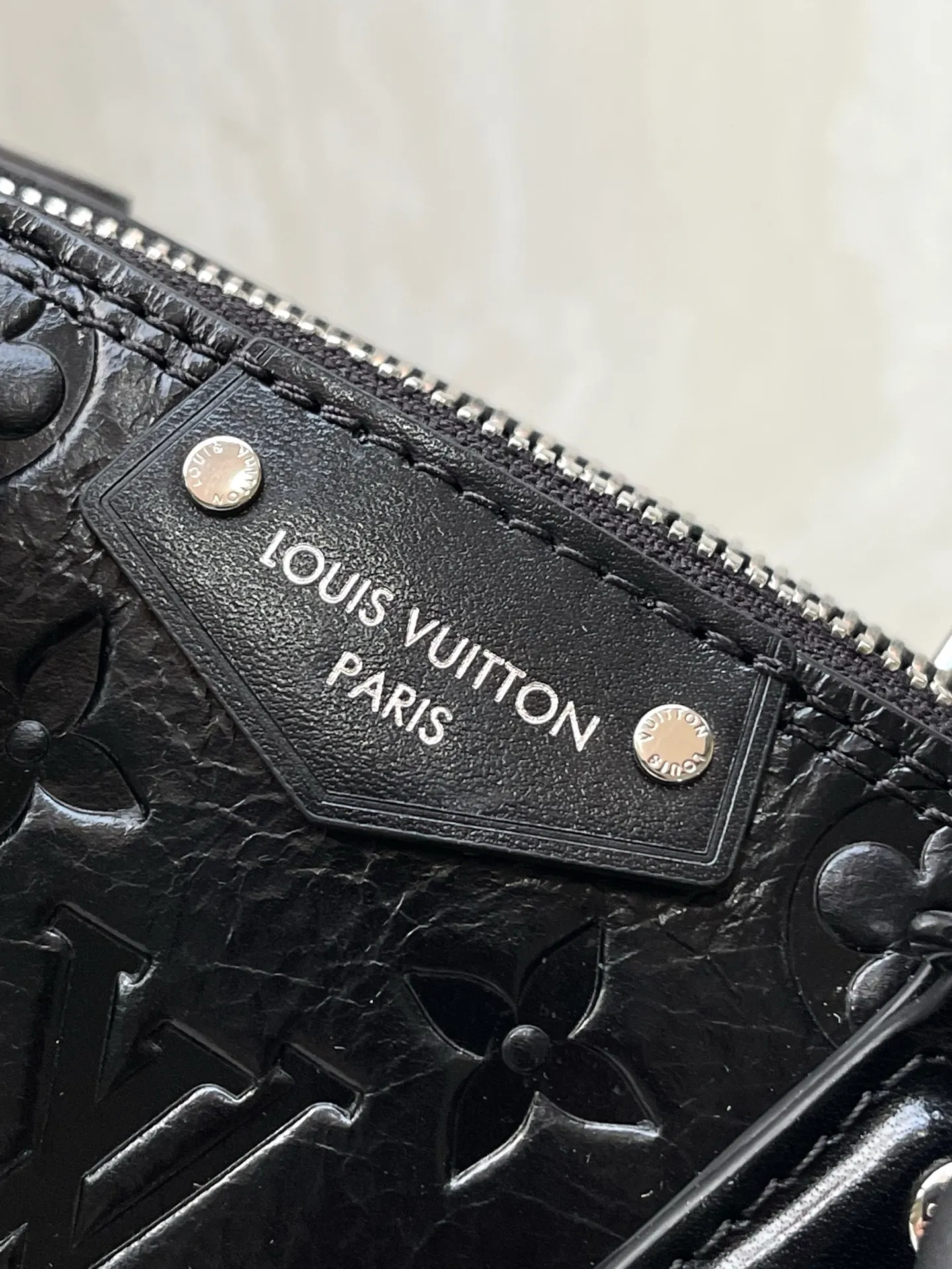 💰1220 (top layer leather) top original order M27812 This Alma BB handbag displays the brand’s Monogram Saga logo, exuding a retro atmosphere and rock style. It's made from cow leather and trimmed with cow leather, and features a chunky chain and signature S-lock that complements the metal corners. There are a variety of carrying methods, and the internal space can accommodate daily needs. Dimensions: 22 × 19 × 11 cm