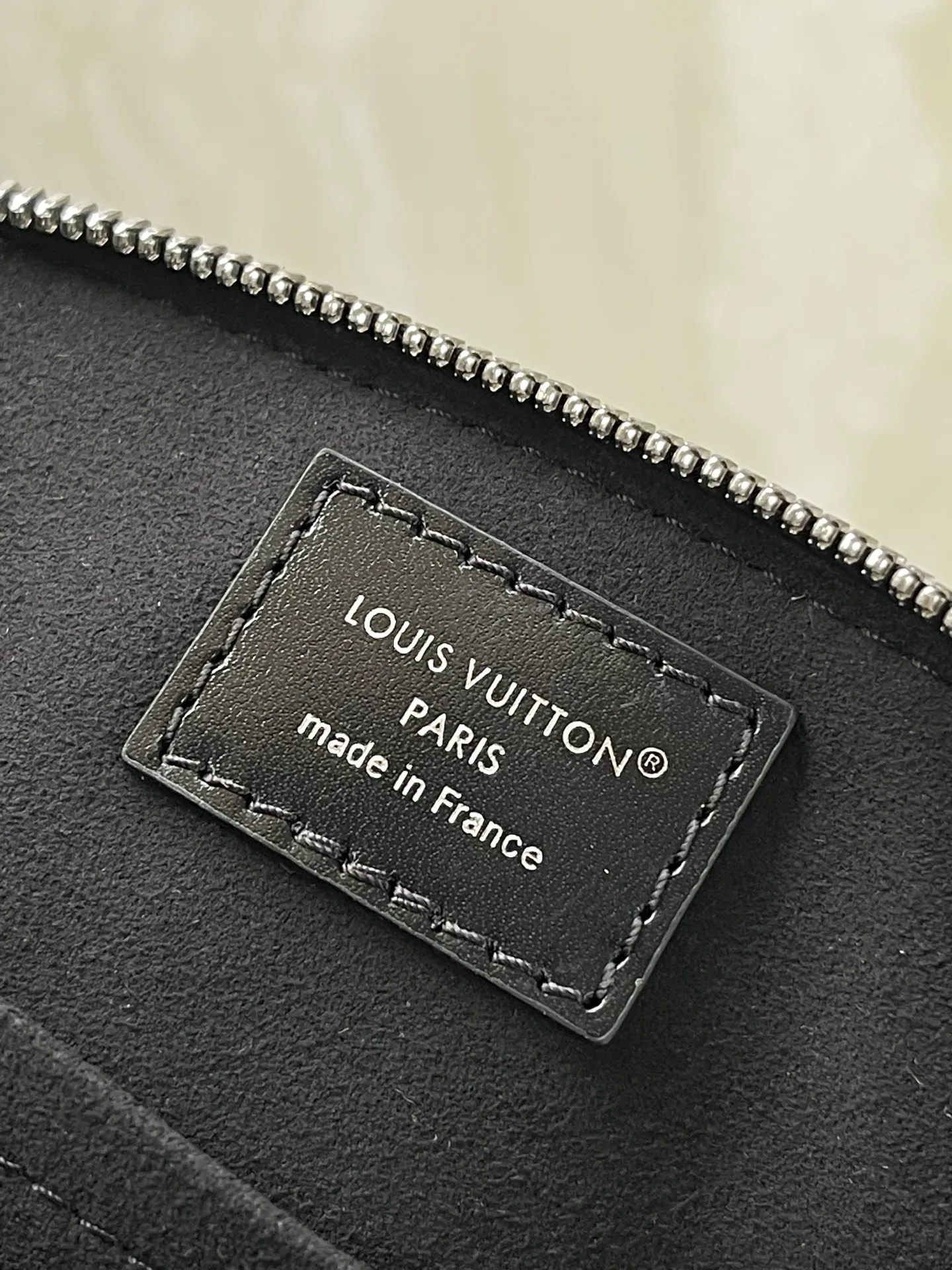 💰1220 (top layer leather) top original order M27812 This Alma BB handbag displays the brand’s Monogram Saga logo, exuding a retro atmosphere and rock style. It's made from cow leather and trimmed with cow leather, and features a chunky chain and signature S-lock that complements the metal corners. There are a variety of carrying methods, and the internal space can accommodate daily needs. Dimensions: 22 × 19 × 11 cm