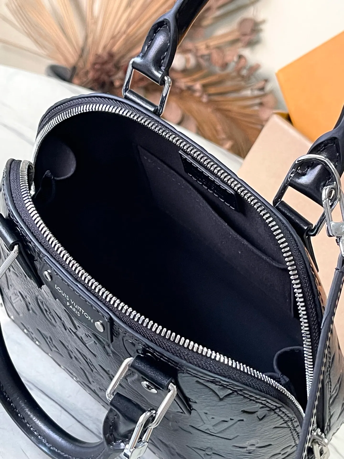 💰1220 (top layer leather) top original order M27812 This Alma BB handbag displays the brand’s Monogram Saga logo, exuding a retro atmosphere and rock style. It's made from cow leather and trimmed with cow leather, and features a chunky chain and signature S-lock that complements the metal corners. There are a variety of carrying methods, and the internal space can accommodate daily needs. Dimensions: 22 × 19 × 11 cm