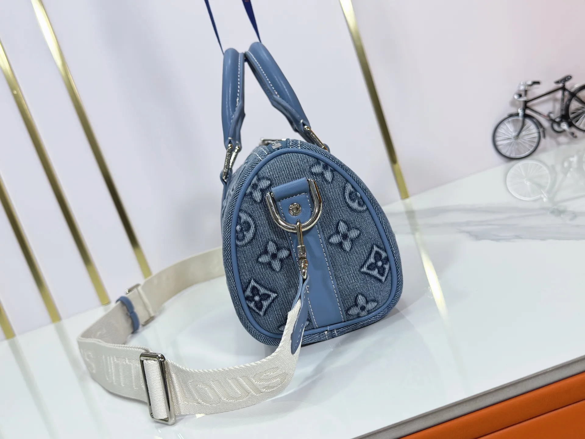 P240 Upgraded original M14078 M01942 M15076 M24434 M46271 M20900 M46249 This handbag condenses the classic silhouette of the Keepall travel bag. It is made of Monogram embossed Taurillon leather. Its compact shape is suitable for storing small items such as mobile phones and wallets. With its clever use of leather handles and detachable shoulder strap, it's easy to carry with you in trendy style. Detailed features Dimensions: 25✘15✘11 cm