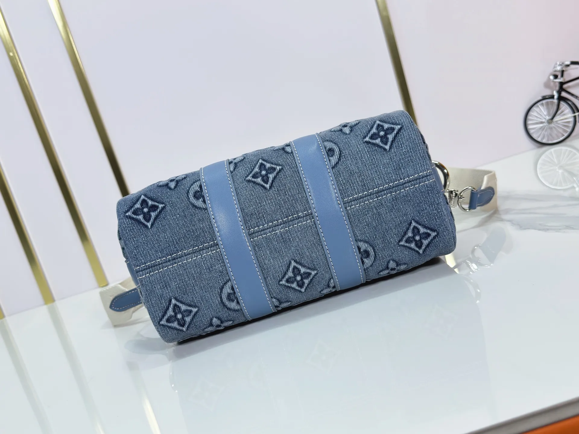 P240 Upgraded original M14078 M01942 M15076 M24434 M46271 M20900 M46249 This handbag condenses the classic silhouette of the Keepall travel bag. It is made of Monogram embossed Taurillon leather. Its compact shape is suitable for storing small items such as mobile phones and wallets. With its clever use of leather handles and detachable shoulder strap, it's easy to carry with you in trendy style. Detailed features Dimensions: 25✘15✘11 cm