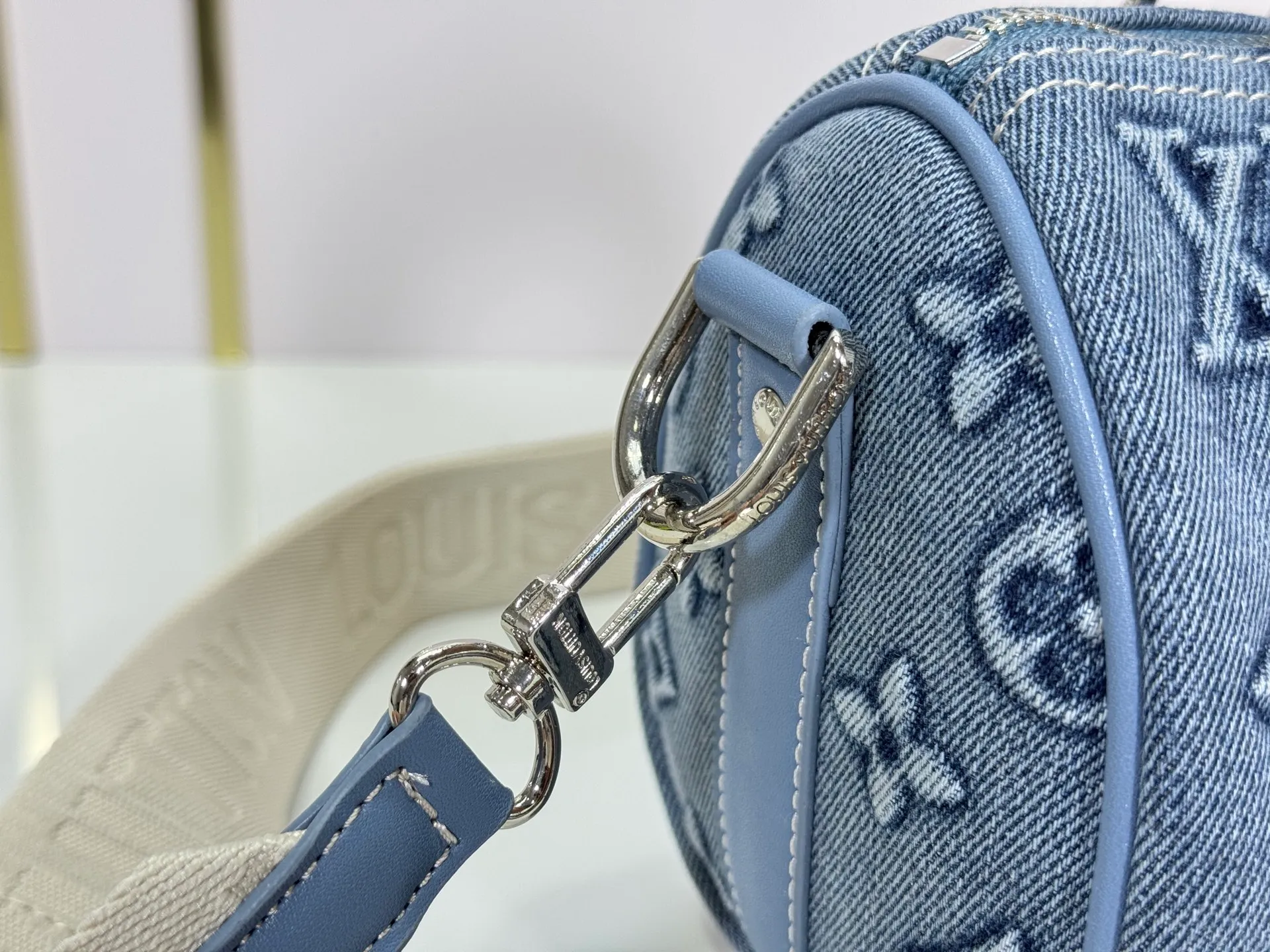 P240 Upgraded original M14078 M01942 M15076 M24434 M46271 M20900 M46249 This handbag condenses the classic silhouette of the Keepall travel bag. It is made of Monogram embossed Taurillon leather. Its compact shape is suitable for storing small items such as mobile phones and wallets. With its clever use of leather handles and detachable shoulder strap, it's easy to carry with you in trendy style. Detailed features Dimensions: 25✘15✘11 cm