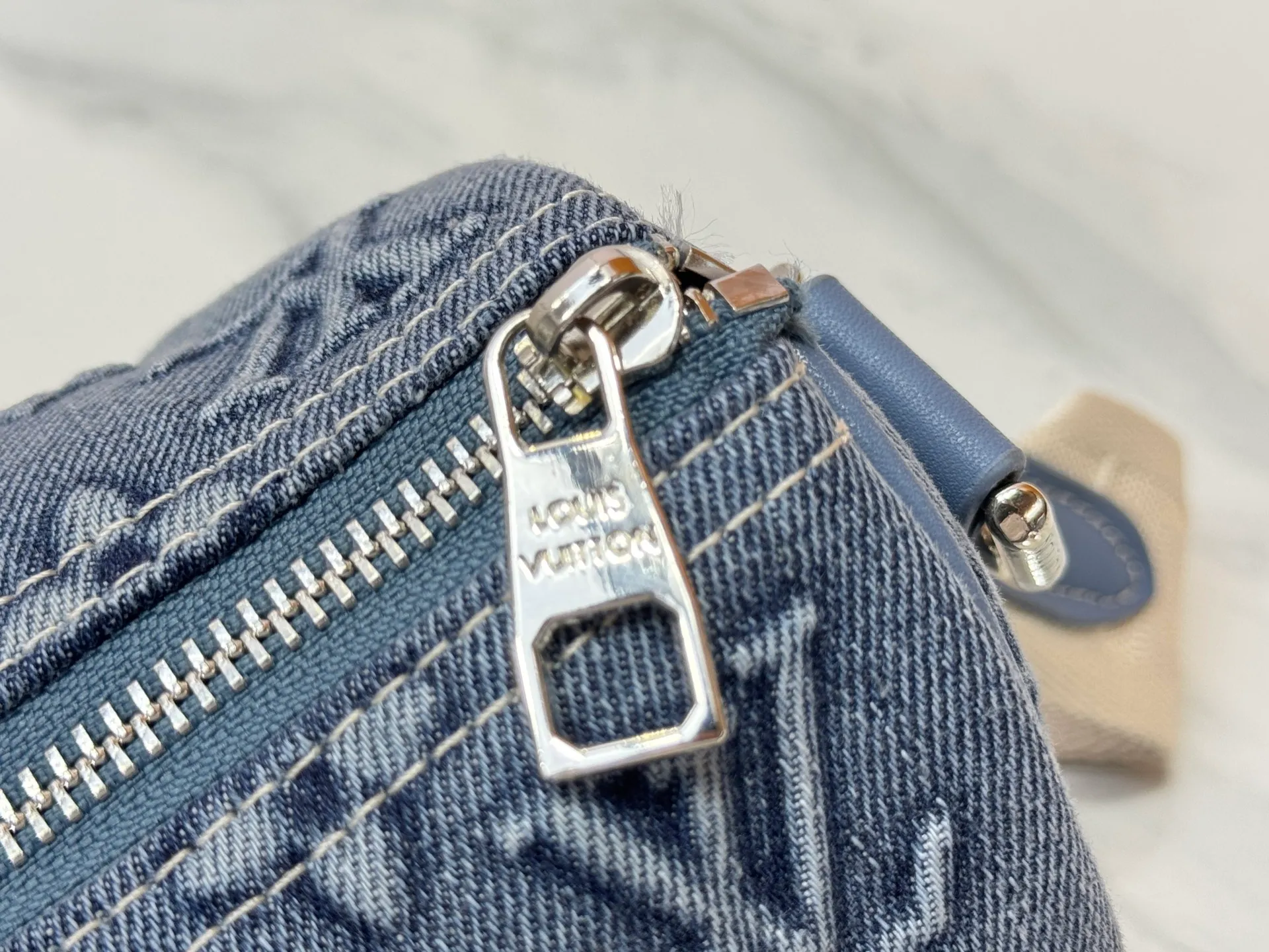 P240 Upgraded original M14078 M01942 M15076 M24434 M46271 M20900 M46249 This handbag condenses the classic silhouette of the Keepall travel bag. It is made of Monogram embossed Taurillon leather. Its compact shape is suitable for storing small items such as mobile phones and wallets. With its clever use of leather handles and detachable shoulder strap, it's easy to carry with you in trendy style. Detailed features Dimensions: 25✘15✘11 cm