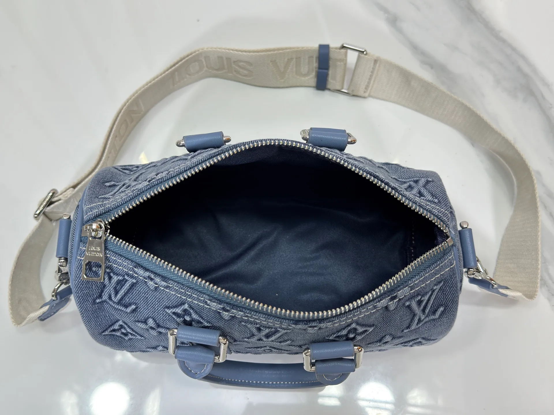 P240 Upgraded original M14078 M01942 M15076 M24434 M46271 M20900 M46249 This handbag condenses the classic silhouette of the Keepall travel bag. It is made of Monogram embossed Taurillon leather. Its compact shape is suitable for storing small items such as mobile phones and wallets. With its clever use of leather handles and detachable shoulder strap, it's easy to carry with you in trendy style. Detailed features Dimensions: 25✘15✘11 cm