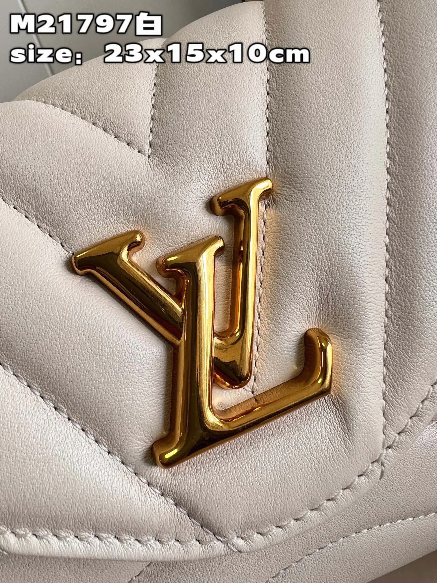 💰1160 (first-grain leather) Top-quality original M21797 off-white This Hold Me handbag is a new product of Louis Vuitton's iconic New Wave quilted leather goods series. It has an exquisite shape and is comfortable to carry. The body is smooth to the touch and fastened with an elegant LV metal buckle. The removable and adjustable leather strap enhances the bag's ease of wear. size：23x15x10cm