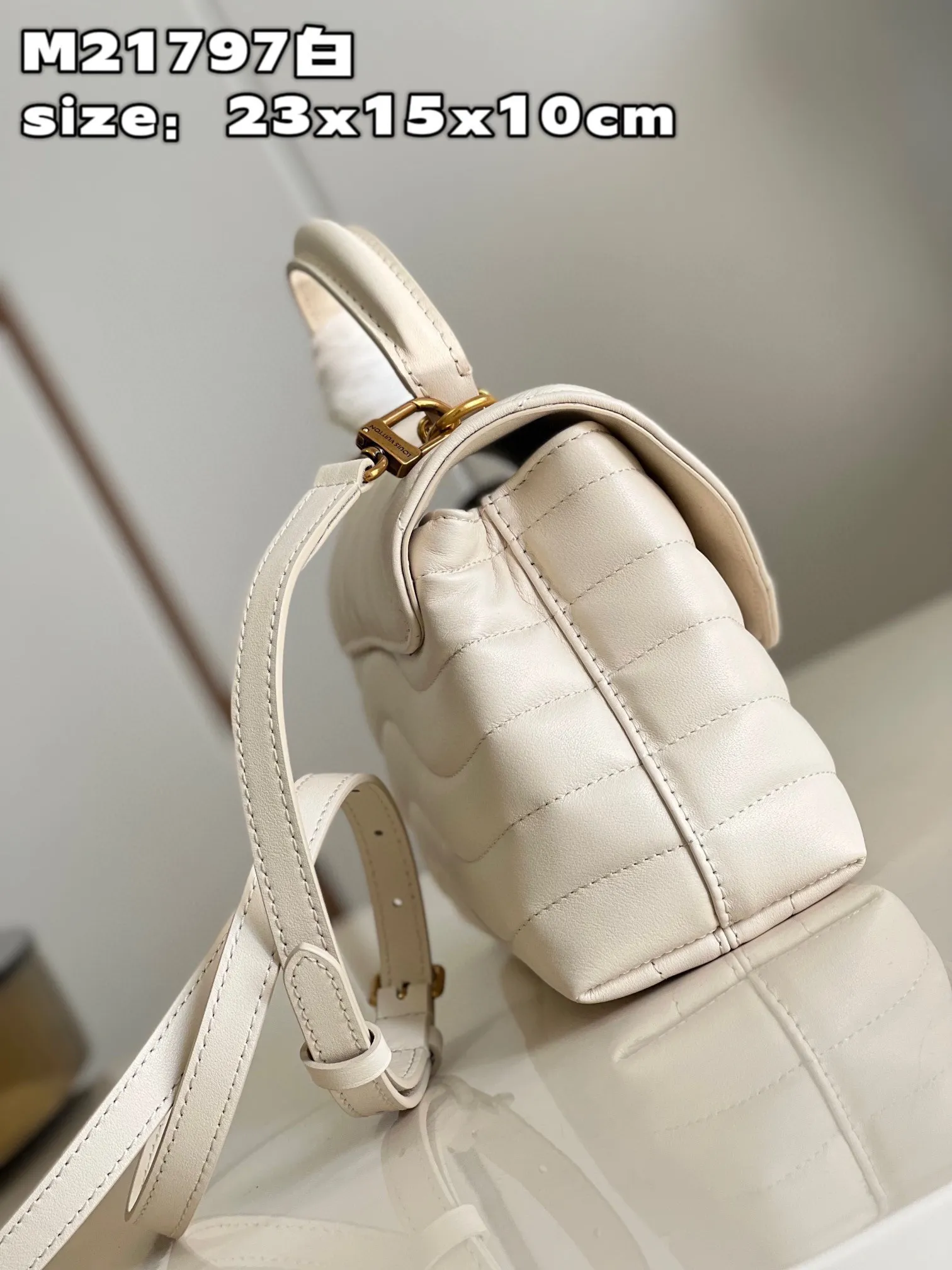 💰1160 (first-grain leather) Top-quality original M21797 off-white This Hold Me handbag is a new product of Louis Vuitton's iconic New Wave quilted leather goods series. It has an exquisite shape and is comfortable to carry. The body is smooth to the touch and fastened with an elegant LV metal buckle. The removable and adjustable leather strap enhances the bag's ease of wear. size：23x15x10cm