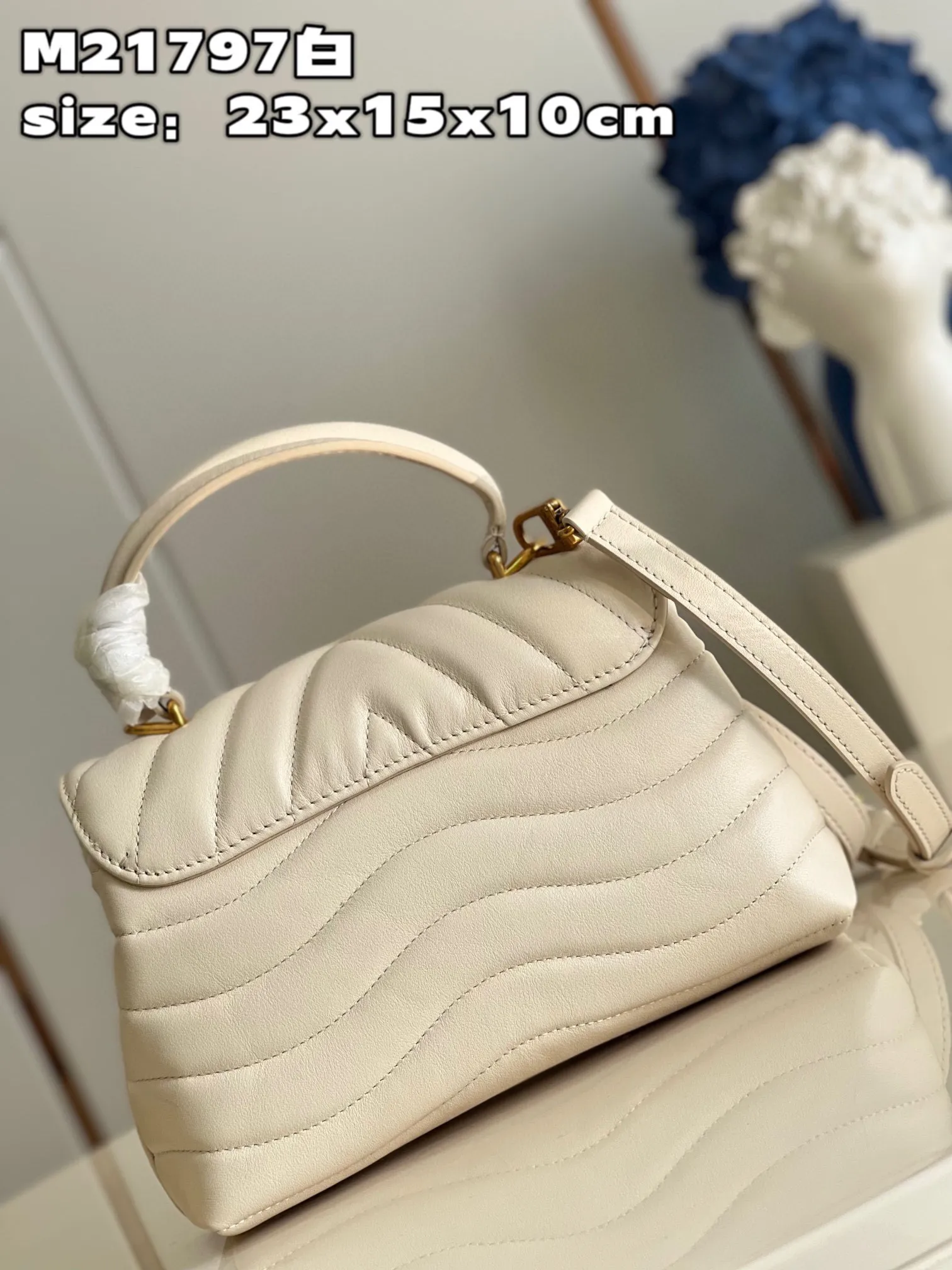 💰1160 (first-grain leather) Top-quality original M21797 off-white This Hold Me handbag is a new product of Louis Vuitton's iconic New Wave quilted leather goods series. It has an exquisite shape and is comfortable to carry. The body is smooth to the touch and fastened with an elegant LV metal buckle. The removable and adjustable leather strap enhances the bag's ease of wear. size：23x15x10cm
