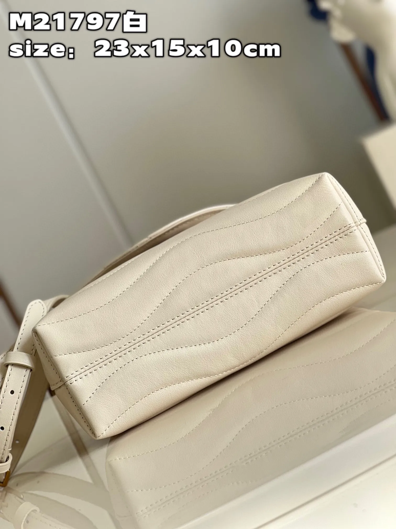 💰1160 (first-grain leather) Top-quality original M21797 off-white This Hold Me handbag is a new product of Louis Vuitton's iconic New Wave quilted leather goods series. It has an exquisite shape and is comfortable to carry. The body is smooth to the touch and fastened with an elegant LV metal buckle. The removable and adjustable leather strap enhances the bag's ease of wear. size：23x15x10cm