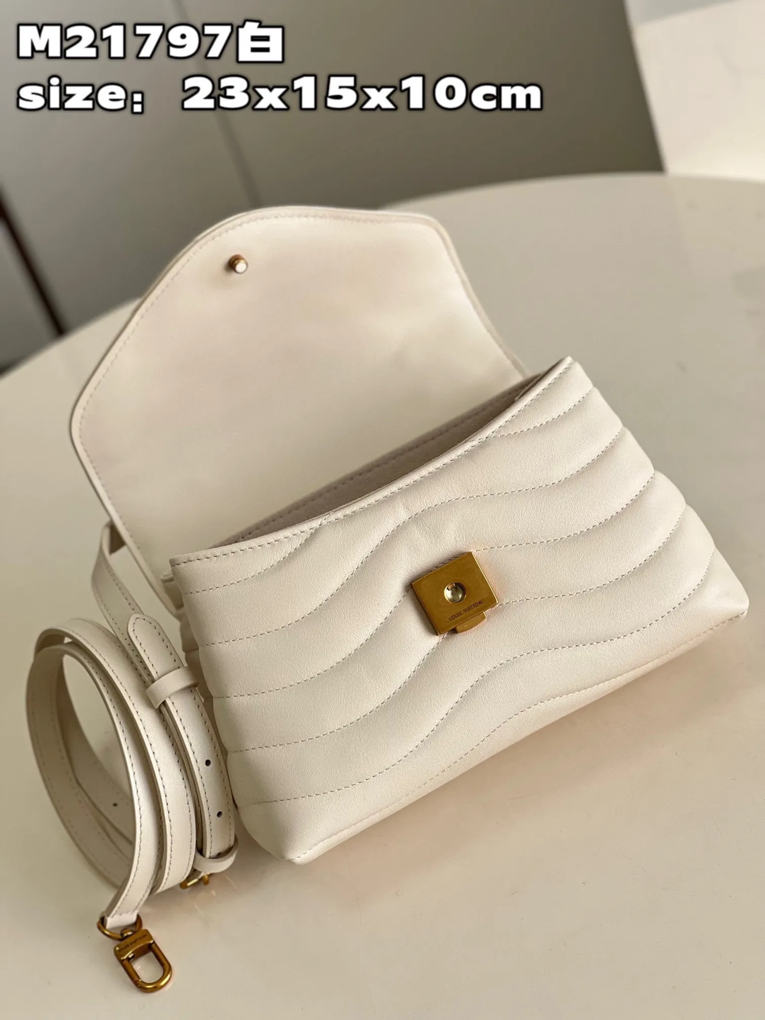 💰1160 (first-grain leather) Top-quality original M21797 off-white This Hold Me handbag is a new product of Louis Vuitton's iconic New Wave quilted leather goods series. It has an exquisite shape and is comfortable to carry. The body is smooth to the touch and fastened with an elegant LV metal buckle. The removable and adjustable leather strap enhances the bag's ease of wear. size：23x15x10cm