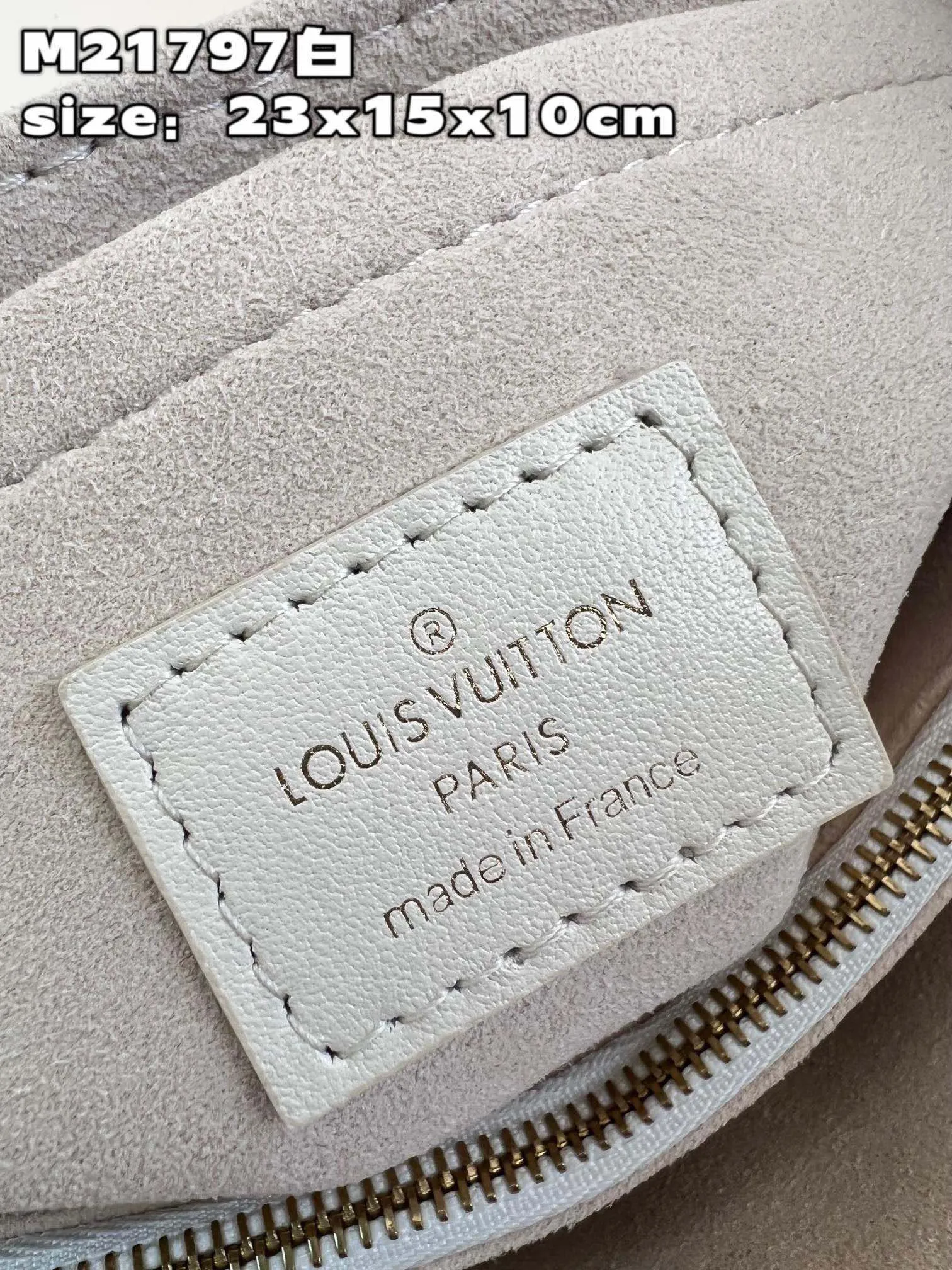 💰1160 (first-grain leather) Top-quality original M21797 off-white This Hold Me handbag is a new product of Louis Vuitton's iconic New Wave quilted leather goods series. It has an exquisite shape and is comfortable to carry. The body is smooth to the touch and fastened with an elegant LV metal buckle. The removable and adjustable leather strap enhances the bag's ease of wear. size：23x15x10cm
