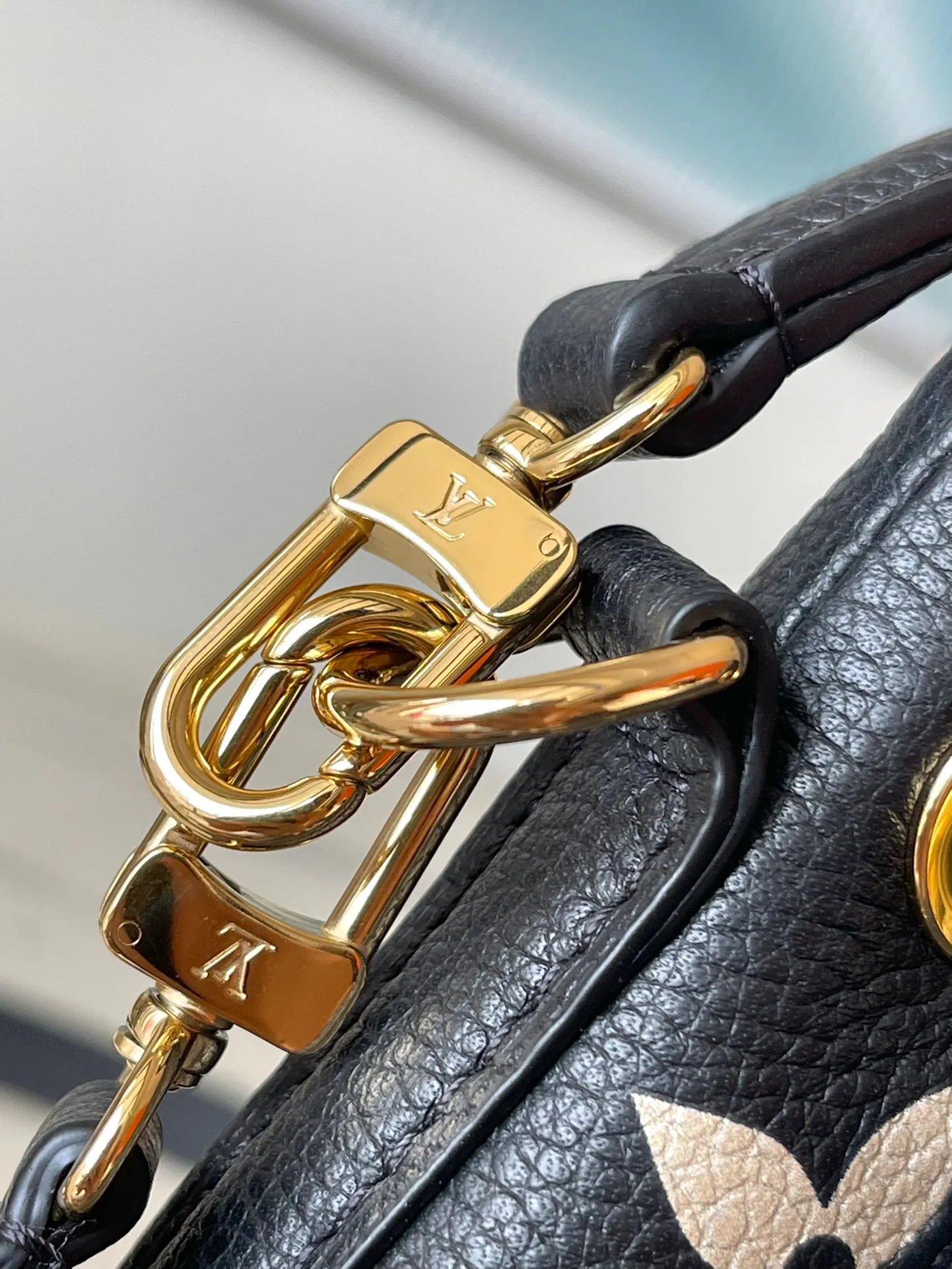 💰740 (top layer leather) top original order M46291 black. Support counter inspection. Photos taken of duty-free goods are consistent with the product without unpacking. This product is an exclusive duty-free product in the market and is the highest-end product. Inspection is supported. This product has passed strict inspection and is flawless. Please wear gloves when touching the product. This product is not returnable or exchangeable. Please confirm the product first and then remove the label on the handle. This product is temporarily not open to the public, only regular customers, and is in short supply. Dimensions: 13 x 16 x 10 cm