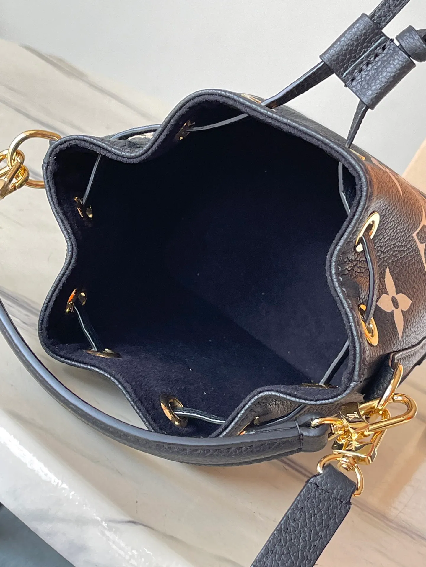 💰740 (top layer leather) top original order M46291 black. Support counter inspection. Photos taken of duty-free goods are consistent with the product without unpacking. This product is an exclusive duty-free product in the market and is the highest-end product. Inspection is supported. This product has passed strict inspection and is flawless. Please wear gloves when touching the product. This product is not returnable or exchangeable. Please confirm the product first and then remove the label on the handle. This product is temporarily not open to the public, only regular customers, and is in short supply. Dimensions: 13 x 16 x 10 cm