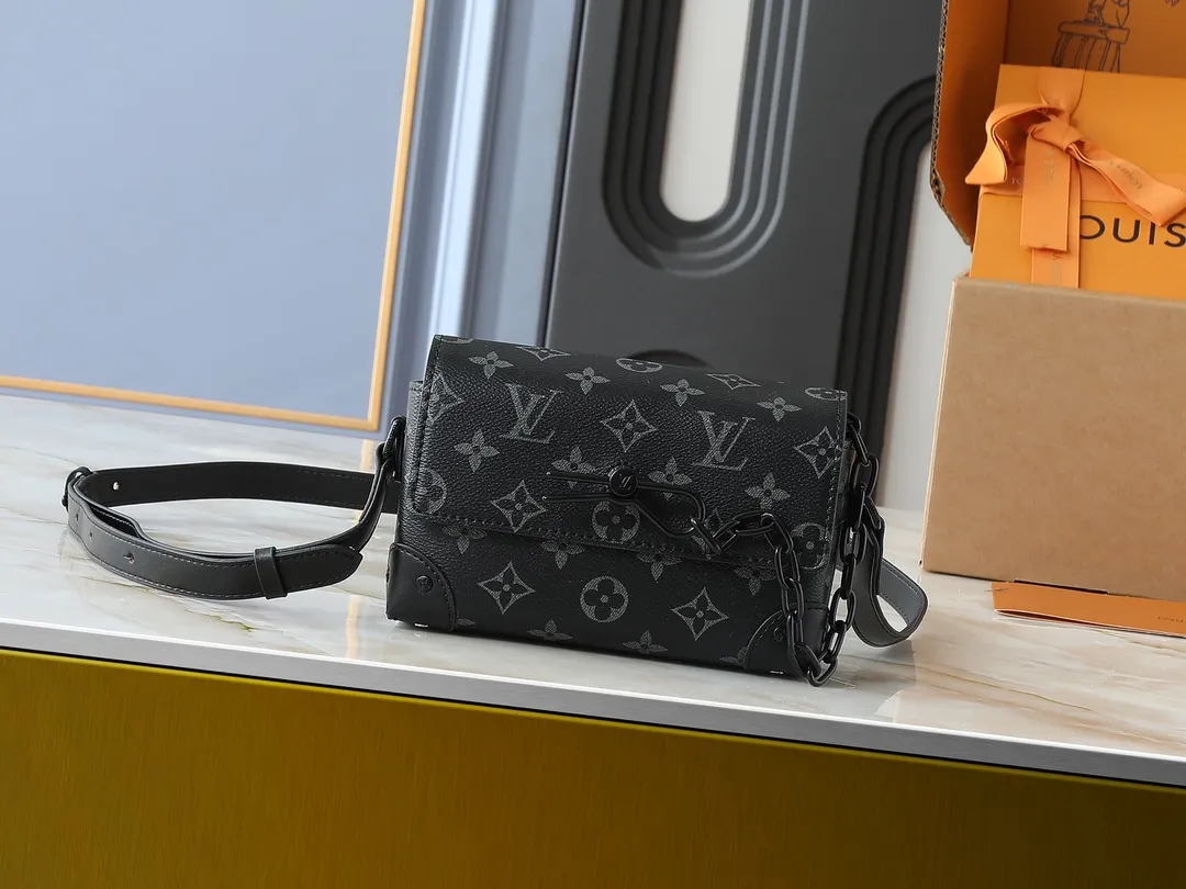 💰240💰Upgraded from the original M81746 M82917 M82916 M82918 M83613 M40674 This Steamer mini handbag is made of bright Taurillon leather and tells the inspiration of the brand's traditional Steamer hard case. A signature pin and chain add a classic touch, while an interior zip pocket and magnetic closure ensure secure storage. Dimensions: 18.0 x 11.0 x 6.5 cm (length x height x width)