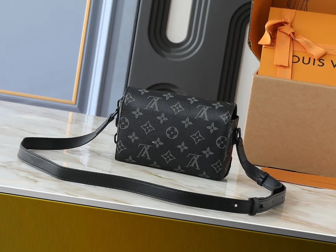 💰240💰Upgraded from the original M81746 M82917 M82916 M82918 M83613 M40674 This Steamer mini handbag is made of bright Taurillon leather and tells the inspiration of the brand's traditional Steamer hard case. A signature pin and chain add a classic touch, while an interior zip pocket and magnetic closure ensure secure storage. Dimensions: 18.0 x 11.0 x 6.5 cm (length x height x width)