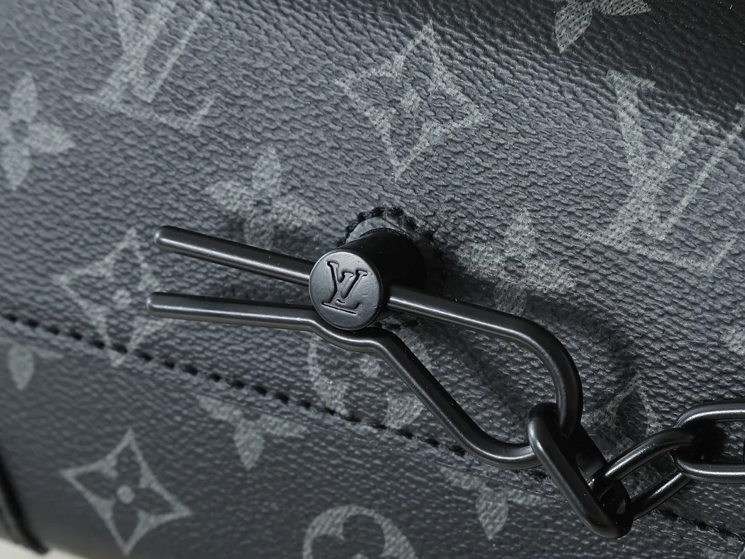 💰240💰Upgraded from the original M81746 M82917 M82916 M82918 M83613 M40674 This Steamer mini handbag is made of bright Taurillon leather and tells the inspiration of the brand's traditional Steamer hard case. A signature pin and chain add a classic touch, while an interior zip pocket and magnetic closure ensure secure storage. Dimensions: 18.0 x 11.0 x 6.5 cm (length x height x width)