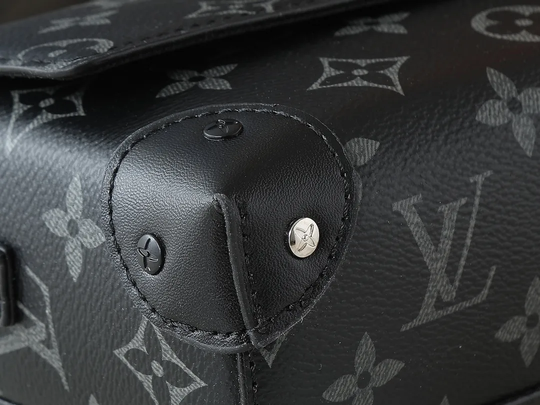 💰240💰Upgraded from the original M81746 M82917 M82916 M82918 M83613 M40674 This Steamer mini handbag is made of bright Taurillon leather and tells the inspiration of the brand's traditional Steamer hard case. A signature pin and chain add a classic touch, while an interior zip pocket and magnetic closure ensure secure storage. Dimensions: 18.0 x 11.0 x 6.5 cm (length x height x width)