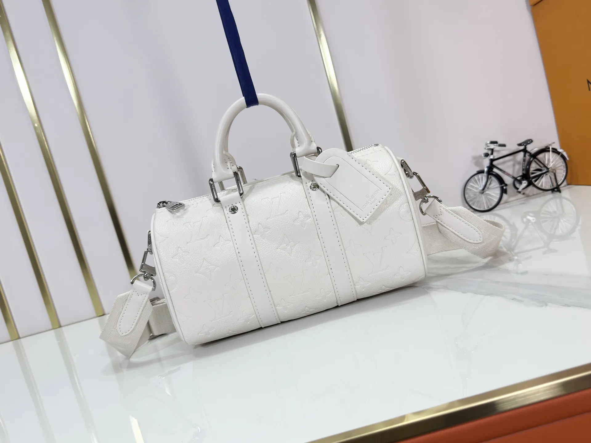P220 upgraded original M26055 M24434 M46271 This Keepall 25 handbag is made of Monogram Eclipse Reverse canvas, showing an elegant reinterpretation of Louis Vuitton's classic pattern. Reinforced straps and leather name tags are signature elements of the Keepall collection, while a zipper closure keeps personal items safe and secure. Dimensions: 25.0 x 15.0 x 11.0 cm (length x height x width)