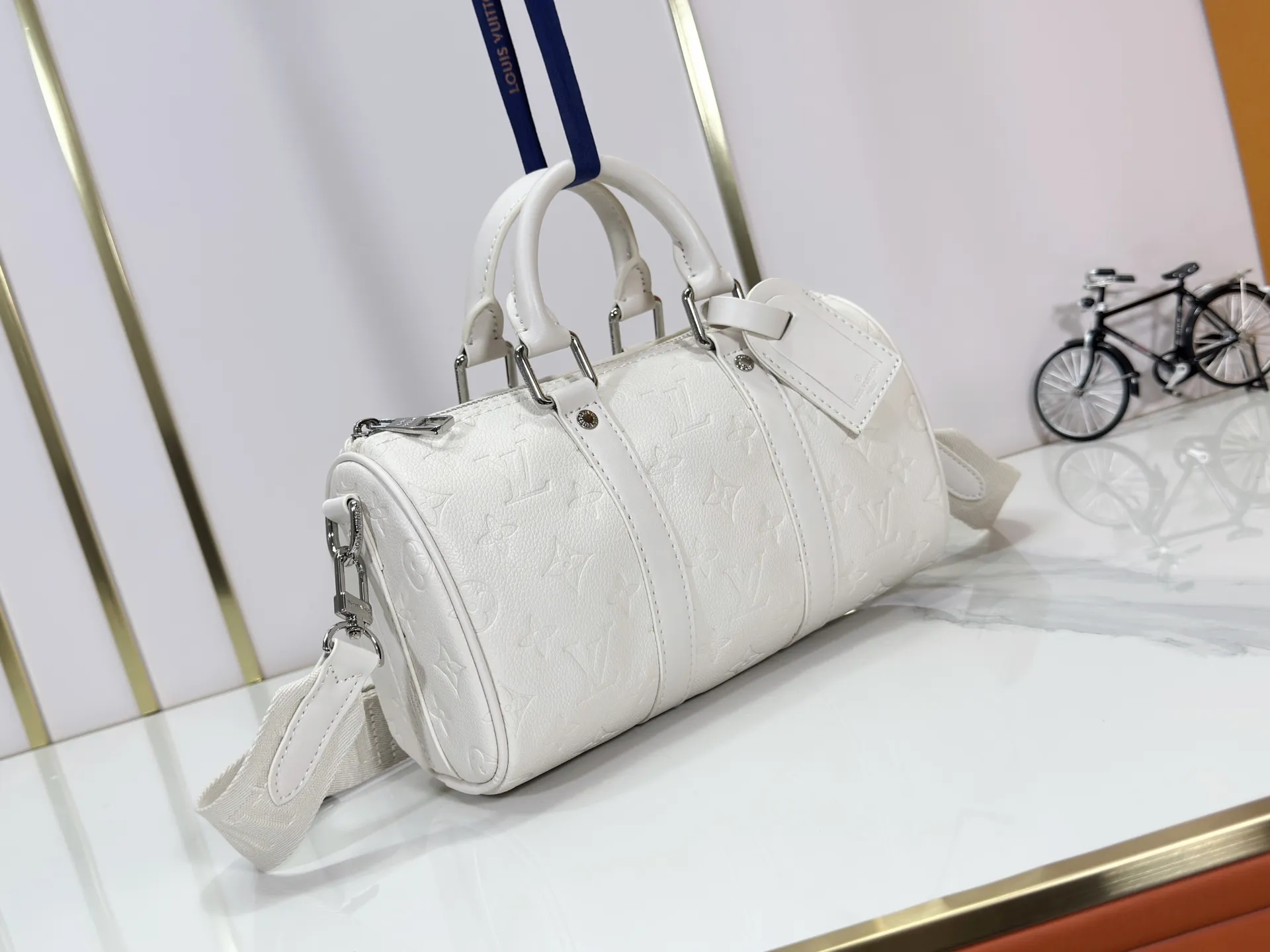 P220 upgraded original M26055 M24434 M46271 This Keepall 25 handbag is made of Monogram Eclipse Reverse canvas, showing an elegant reinterpretation of Louis Vuitton's classic pattern. Reinforced straps and leather name tags are signature elements of the Keepall collection, while a zipper closure keeps personal items safe and secure. Dimensions: 25.0 x 15.0 x 11.0 cm (length x height x width)