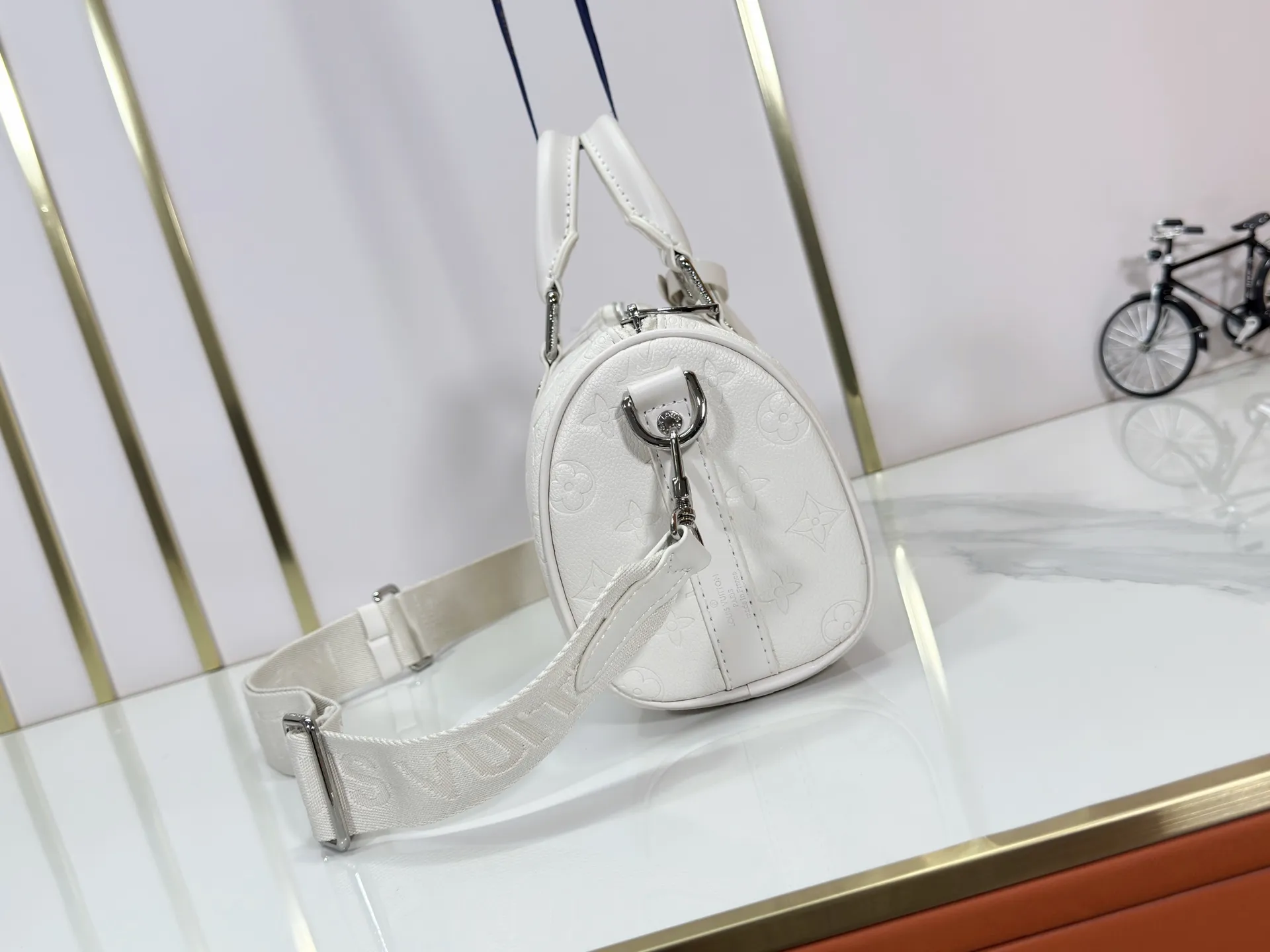 P220 upgraded original M26055 M24434 M46271 This Keepall 25 handbag is made of Monogram Eclipse Reverse canvas, showing an elegant reinterpretation of Louis Vuitton's classic pattern. Reinforced straps and leather name tags are signature elements of the Keepall collection, while a zipper closure keeps personal items safe and secure. Dimensions: 25.0 x 15.0 x 11.0 cm (length x height x width)