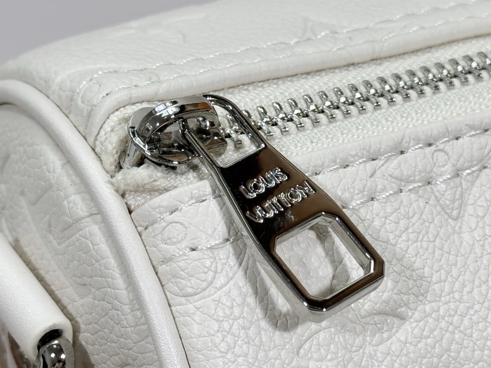 P220 upgraded original M26055 M24434 M46271 This Keepall 25 handbag is made of Monogram Eclipse Reverse canvas, showing an elegant reinterpretation of Louis Vuitton's classic pattern. Reinforced straps and leather name tags are signature elements of the Keepall collection, while a zipper closure keeps personal items safe and secure. Dimensions: 25.0 x 15.0 x 11.0 cm (length x height x width)