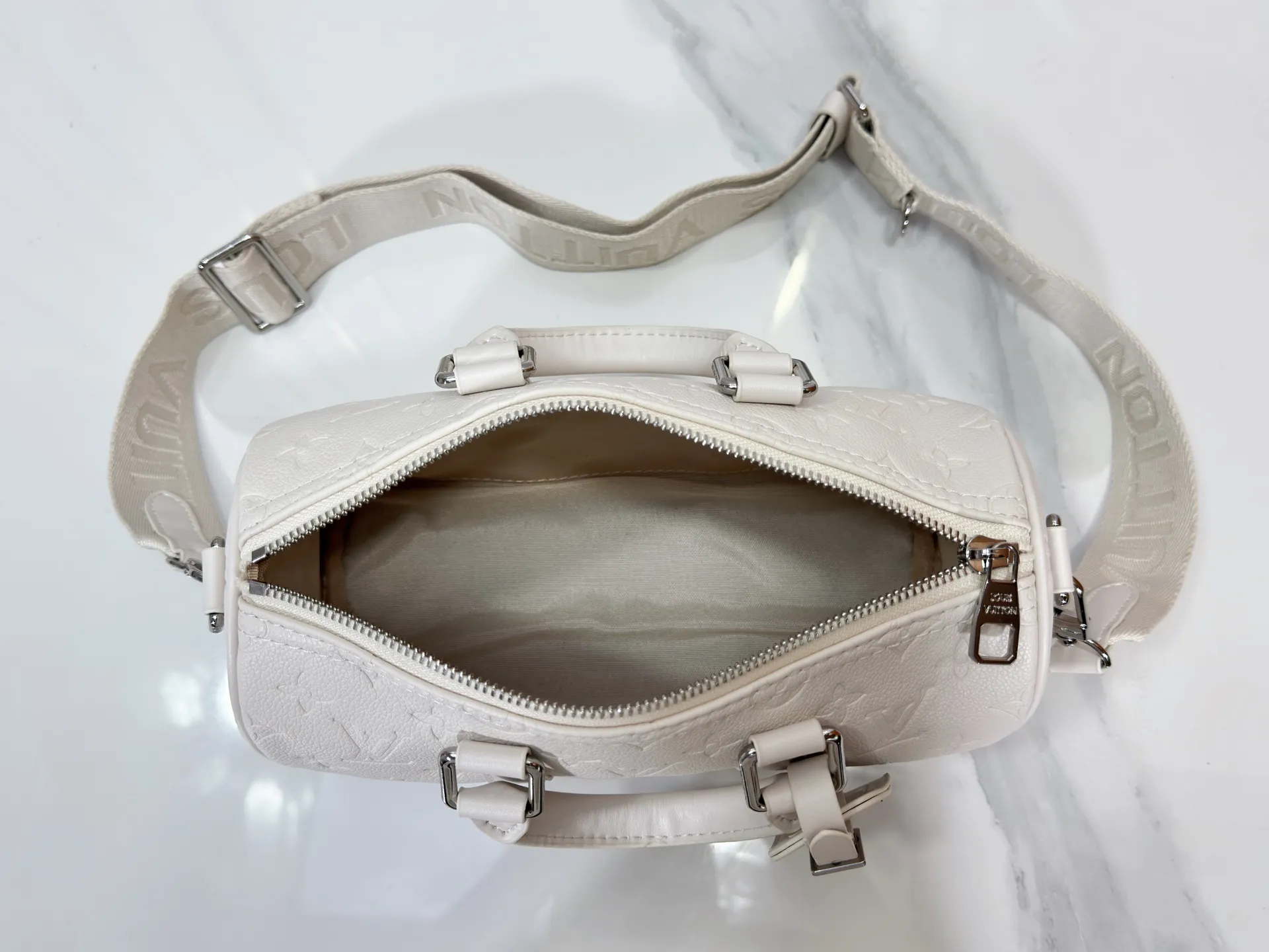 P220 upgraded original M26055 M24434 M46271 This Keepall 25 handbag is made of Monogram Eclipse Reverse canvas, showing an elegant reinterpretation of Louis Vuitton's classic pattern. Reinforced straps and leather name tags are signature elements of the Keepall collection, while a zipper closure keeps personal items safe and secure. Dimensions: 25.0 x 15.0 x 11.0 cm (length x height x width)