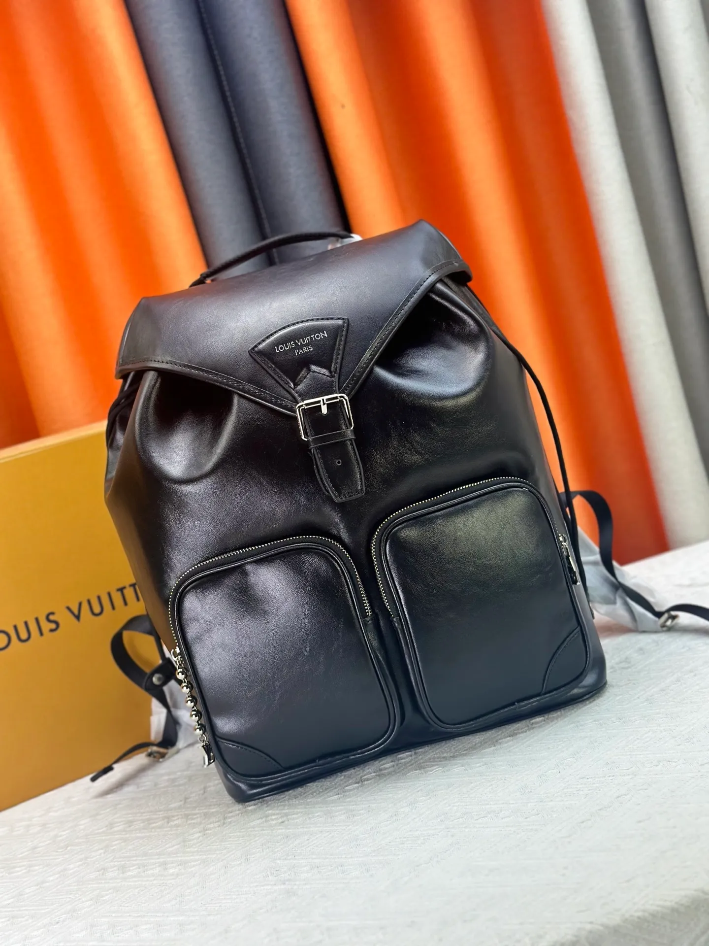 P360 Model 13983 LV Montsouris Backpack | Boys can also carry a high-end look. Made of black calfskin + silver hardware, it reveals a high-end texture in a low-key manner! The pearl zipper pull design is simply the finishing touch, and the details are completely lost. Put it on and your aura will be full in an instant, and you can slay in commuting, traveling, and street photography! **Practical party, look here! ** The size is 40*17*34cm, and the capacity is super impressive! Computers, documents, and cameras can be easily stored, and the shoulder straps are adjustable, making it stress-free to carry around. It can be used for daily travel or short-distance travel in one bag!