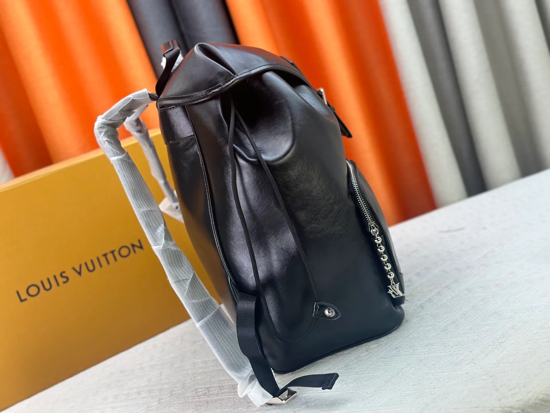 P360 Model 13983 LV Montsouris Backpack | Boys can also carry a high-end look. Made of black calfskin + silver hardware, it reveals a high-end texture in a low-key manner! The pearl zipper pull design is simply the finishing touch, and the details are completely lost. Put it on and your aura will be full in an instant, and you can slay in commuting, traveling, and street photography! **Practical party, look here! ** The size is 40*17*34cm, and the capacity is super impressive! Computers, documents, and cameras can be easily stored, and the shoulder straps are adjustable, making it stress-free to carry around. It can be used for daily travel or short-distance travel in one bag!