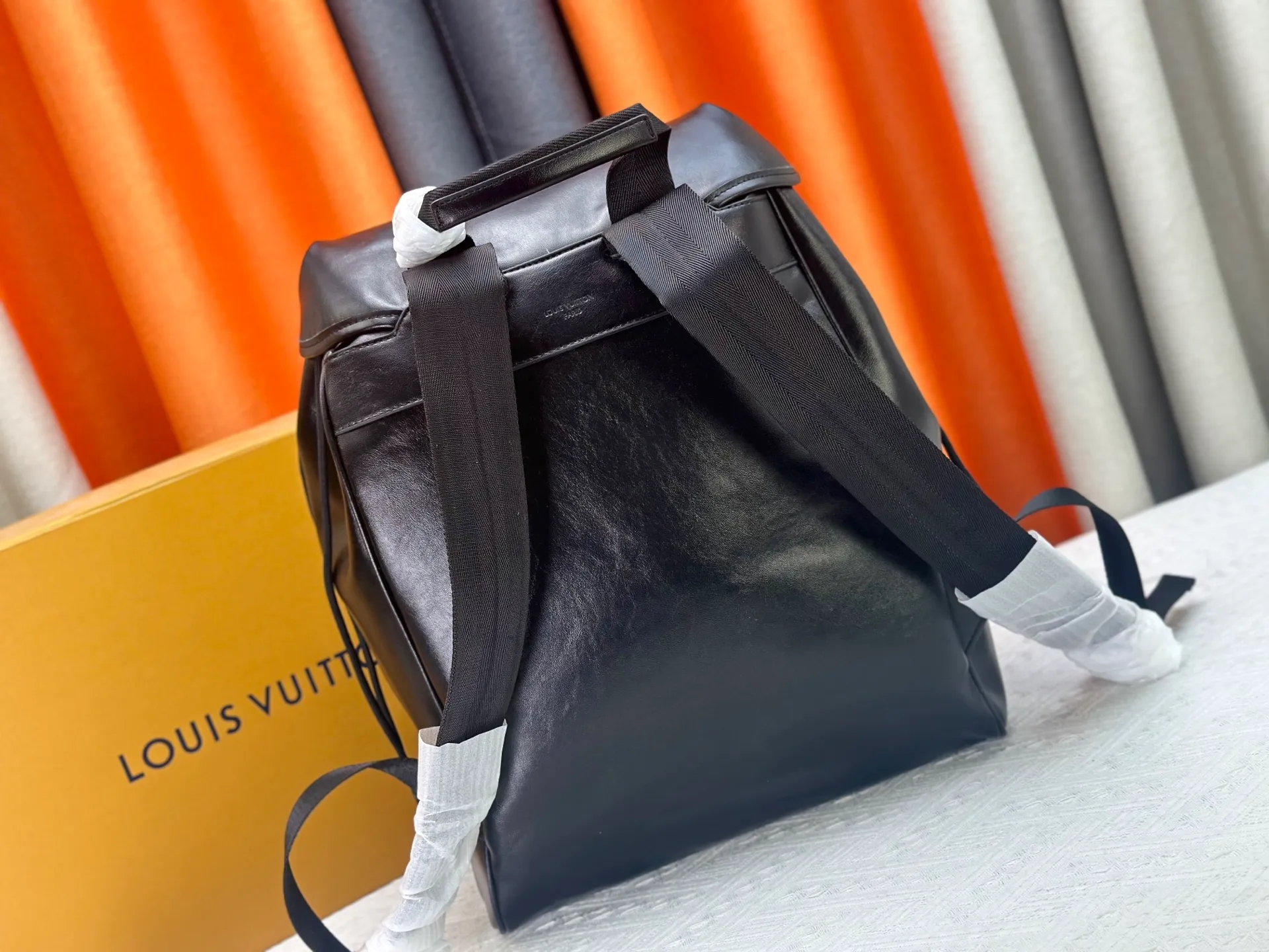 P360 Model 13983 LV Montsouris Backpack | Boys can also carry a high-end look. Made of black calfskin + silver hardware, it reveals a high-end texture in a low-key manner! The pearl zipper pull design is simply the finishing touch, and the details are completely lost. Put it on and your aura will be full in an instant, and you can slay in commuting, traveling, and street photography! **Practical party, look here! ** The size is 40*17*34cm, and the capacity is super impressive! Computers, documents, and cameras can be easily stored, and the shoulder straps are adjustable, making it stress-free to carry around. It can be used for daily travel or short-distance travel in one bag!