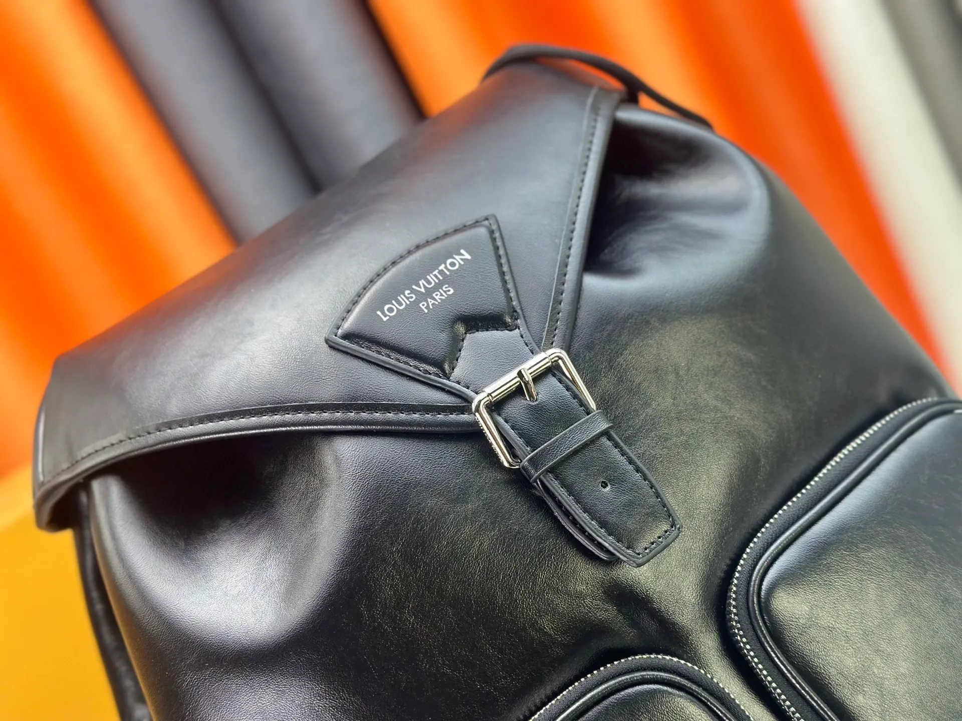 P360 Model 13983 LV Montsouris Backpack | Boys can also carry a high-end look. Made of black calfskin + silver hardware, it reveals a high-end texture in a low-key manner! The pearl zipper pull design is simply the finishing touch, and the details are completely lost. Put it on and your aura will be full in an instant, and you can slay in commuting, traveling, and street photography! **Practical party, look here! ** The size is 40*17*34cm, and the capacity is super impressive! Computers, documents, and cameras can be easily stored, and the shoulder straps are adjustable, making it stress-free to carry around. It can be used for daily travel or short-distance travel in one bag!
