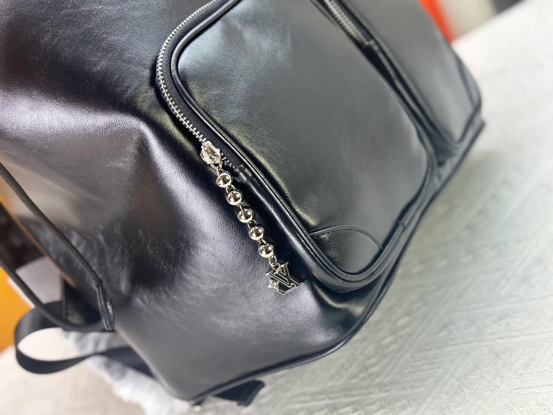 P360 Model 13983 LV Montsouris Backpack | Boys can also carry a high-end look. Made of black calfskin + silver hardware, it reveals a high-end texture in a low-key manner! The pearl zipper pull design is simply the finishing touch, and the details are completely lost. Put it on and your aura will be full in an instant, and you can slay in commuting, traveling, and street photography! **Practical party, look here! ** The size is 40*17*34cm, and the capacity is super impressive! Computers, documents, and cameras can be easily stored, and the shoulder straps are adjustable, making it stress-free to carry around. It can be used for daily travel or short-distance travel in one bag!