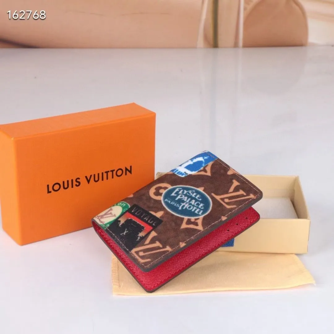 P110💰126318 Canvas Red New Product The latest model for spring and summer 2024, this pocket wallet combines the elegance of Damier Graphite canvas with the delicate texture of Epi leather, with stripes emblazoned with the Louis Vuitton logo. The elegant design can accommodate credit cards, banknotes and receipts, making it suitable for daily carrying or gift giving. Epi leather and Damier Graphite coated sail. Textile cowhide trimmed cowhide lining, card compartment, size 11×8×1.5 cm 63144 60502.  ​