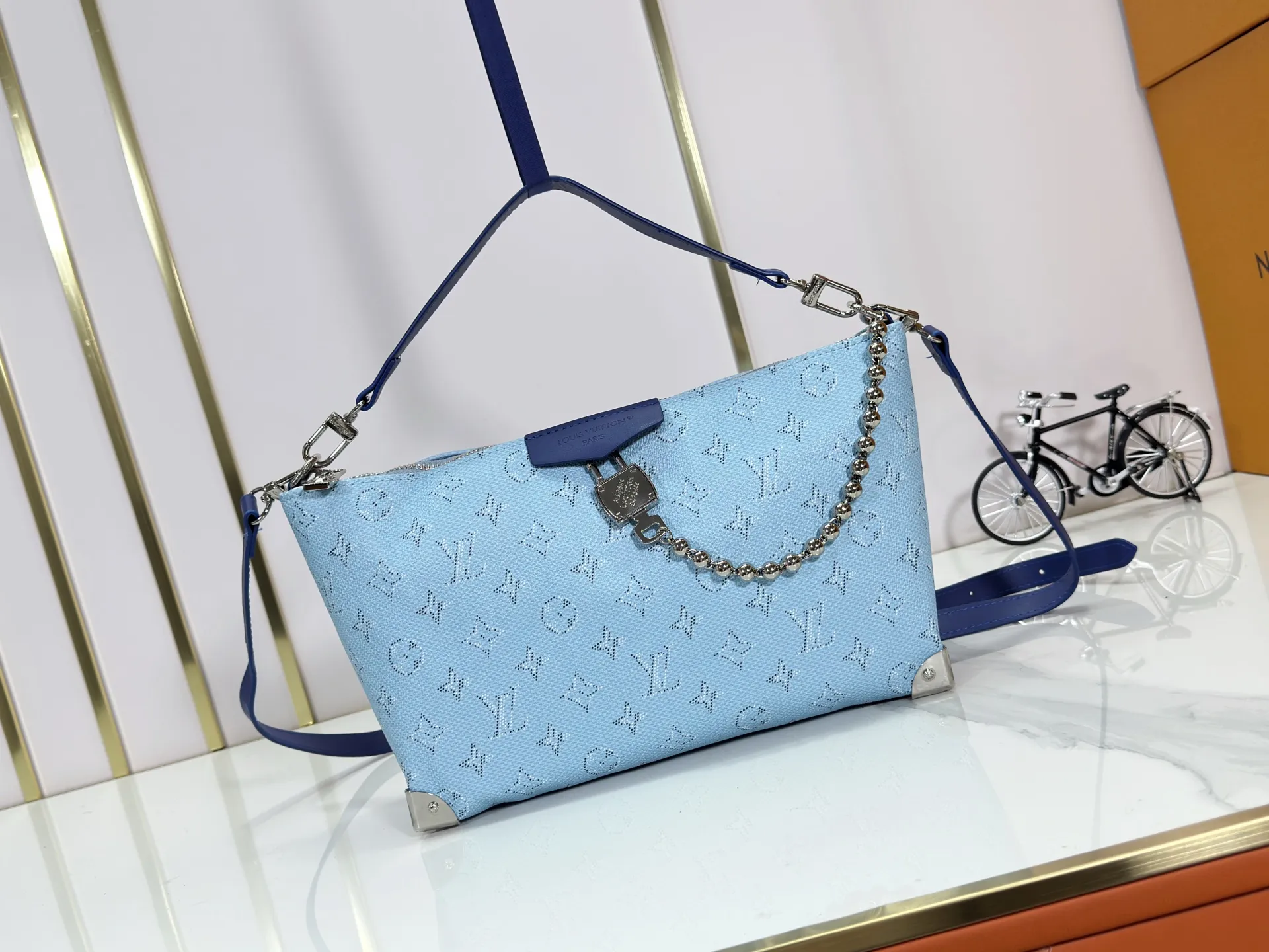 P280 Upgraded original version M14661 This version of Hills chette draws inspiration from Louis Vuitton’s iconic Monogram canvas and is dazzlingly embellished with Monogram Mini. This handbag is a 2025 new design, decorated with cowhide trim and gold metal parts. The length of the handle can be adjusted to the most suitable length, and there is ample space inside the bag to store a mobile phone, business card holder, lipstick and keys. 32x 19x 9.5 cm (length x height x width)