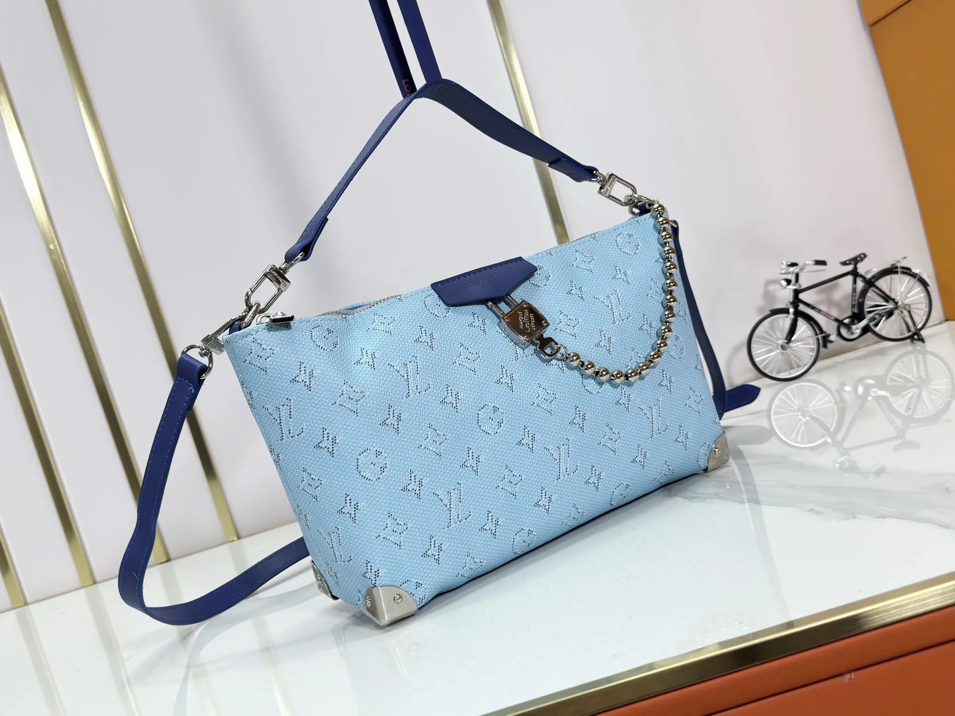 P280 Upgraded original version M14661 This version of Hills chette draws inspiration from Louis Vuitton’s iconic Monogram canvas and is dazzlingly embellished with Monogram Mini. This handbag is a 2025 new design, decorated with cowhide trim and gold metal parts. The length of the handle can be adjusted to the most suitable length, and there is ample space inside the bag to store a mobile phone, business card holder, lipstick and keys. 32x 19x 9.5 cm (length x height x width)