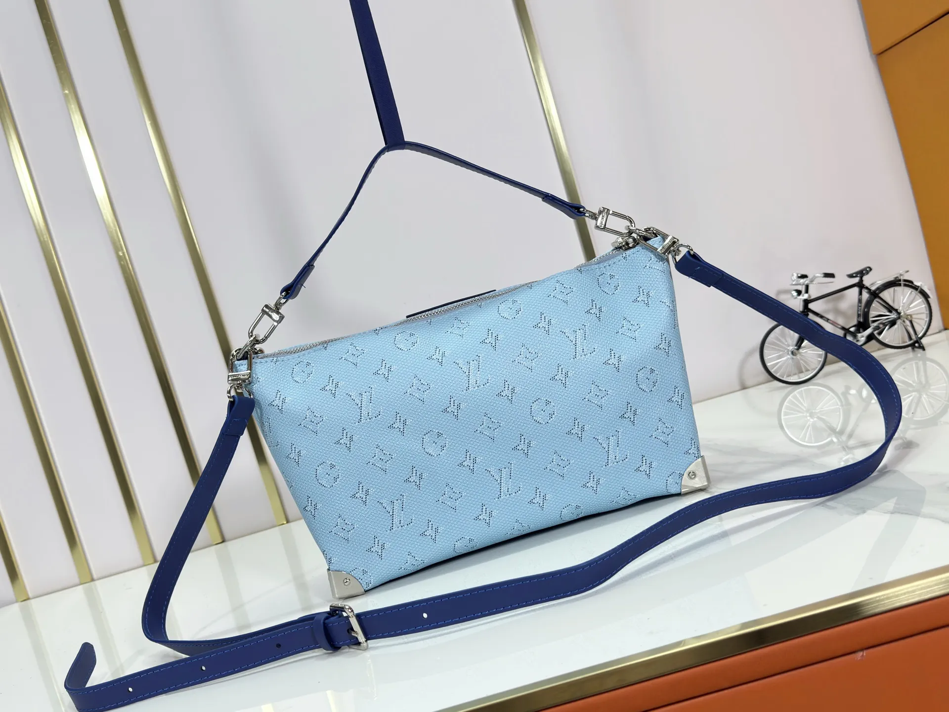P280 Upgraded original version M14661 This version of Hills chette draws inspiration from Louis Vuitton’s iconic Monogram canvas and is dazzlingly embellished with Monogram Mini. This handbag is a 2025 new design, decorated with cowhide trim and gold metal parts. The length of the handle can be adjusted to the most suitable length, and there is ample space inside the bag to store a mobile phone, business card holder, lipstick and keys. 32x 19x 9.5 cm (length x height x width)