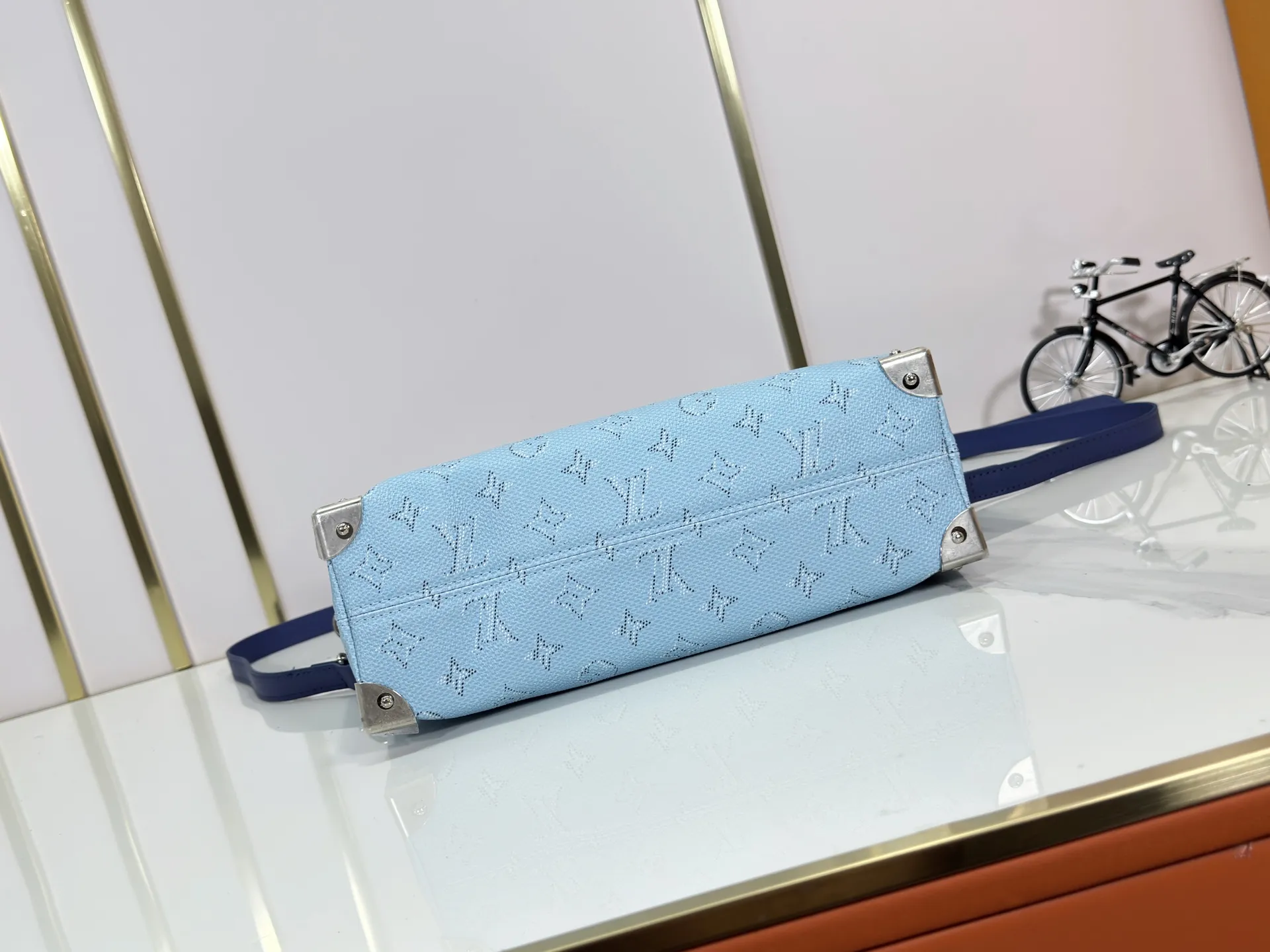P280 Upgraded original version M14661 This version of Hills chette draws inspiration from Louis Vuitton’s iconic Monogram canvas and is dazzlingly embellished with Monogram Mini. This handbag is a 2025 new design, decorated with cowhide trim and gold metal parts. The length of the handle can be adjusted to the most suitable length, and there is ample space inside the bag to store a mobile phone, business card holder, lipstick and keys. 32x 19x 9.5 cm (length x height x width)